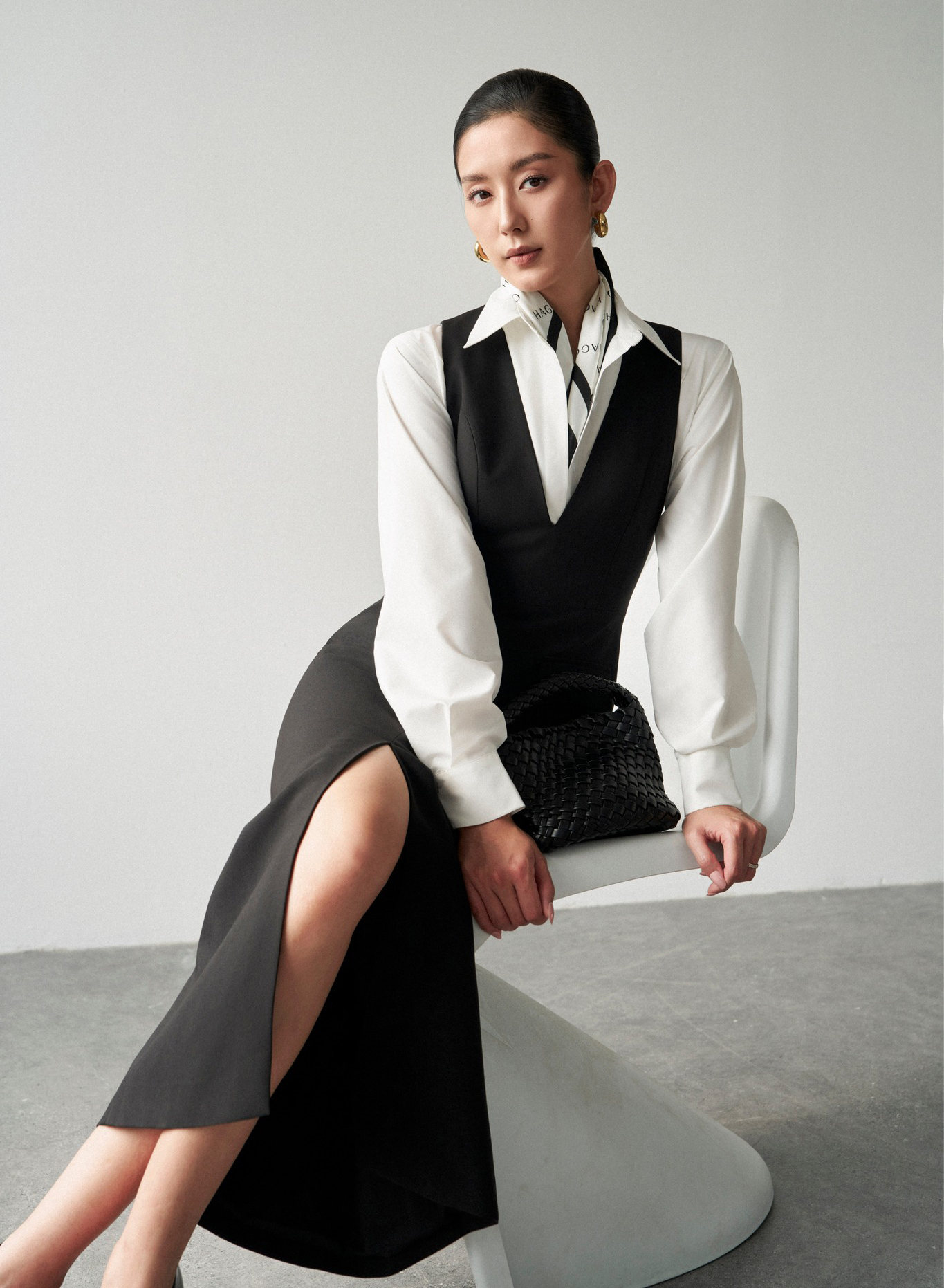 Biroul în toamnă cu vestă, fustă midi și rochie lungă - Foto 11. Công sở vào thu cùng áo vest, chân váy midi và đầm dáng dài- Ảnh 11.