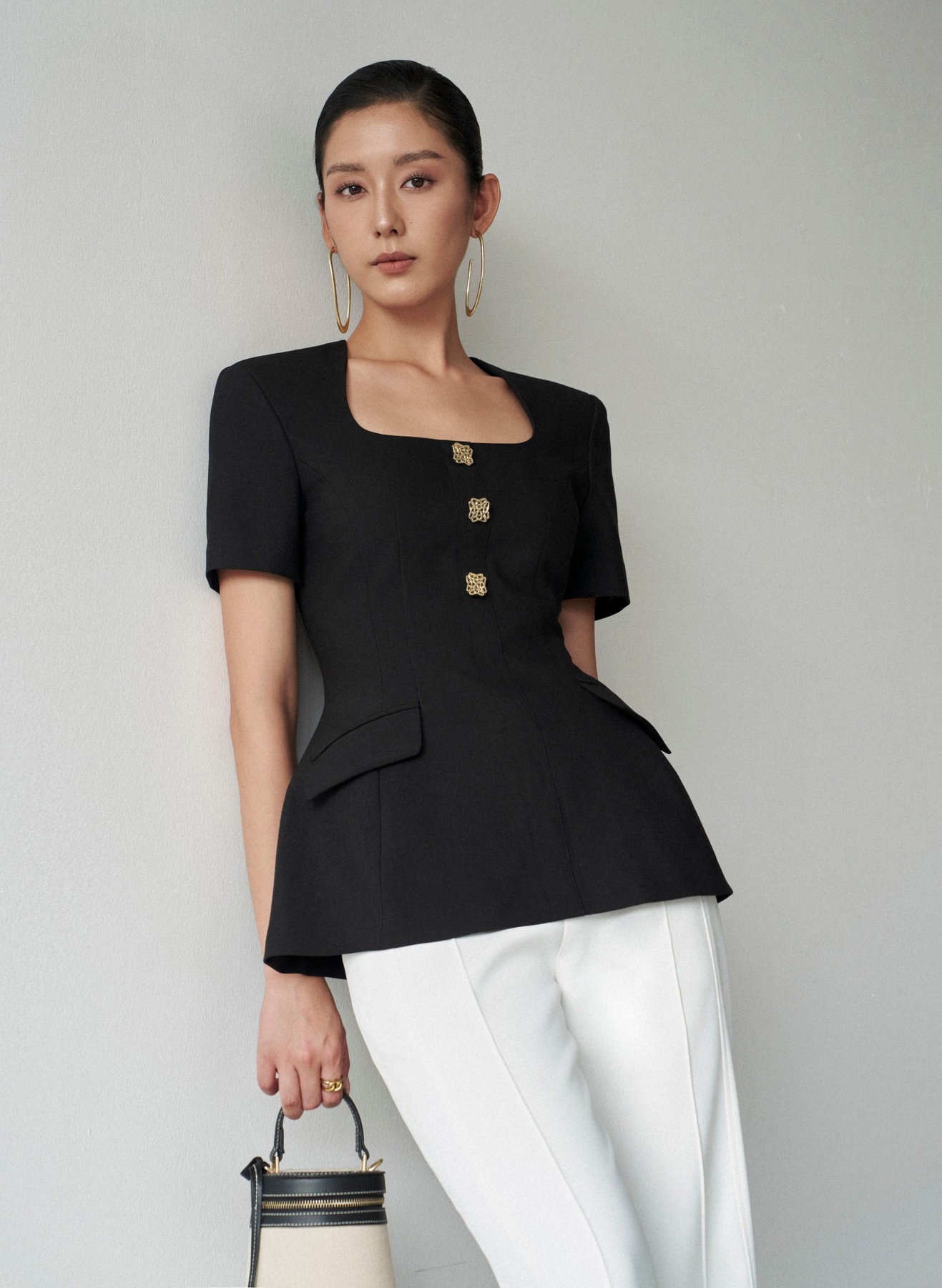 Biroul în toamnă cu vestă, fustă midi și rochie lungă - Fotografia 2. Công sở vào thu cùng áo vest, chân váy midi và đầm dáng dài- Ảnh 2.