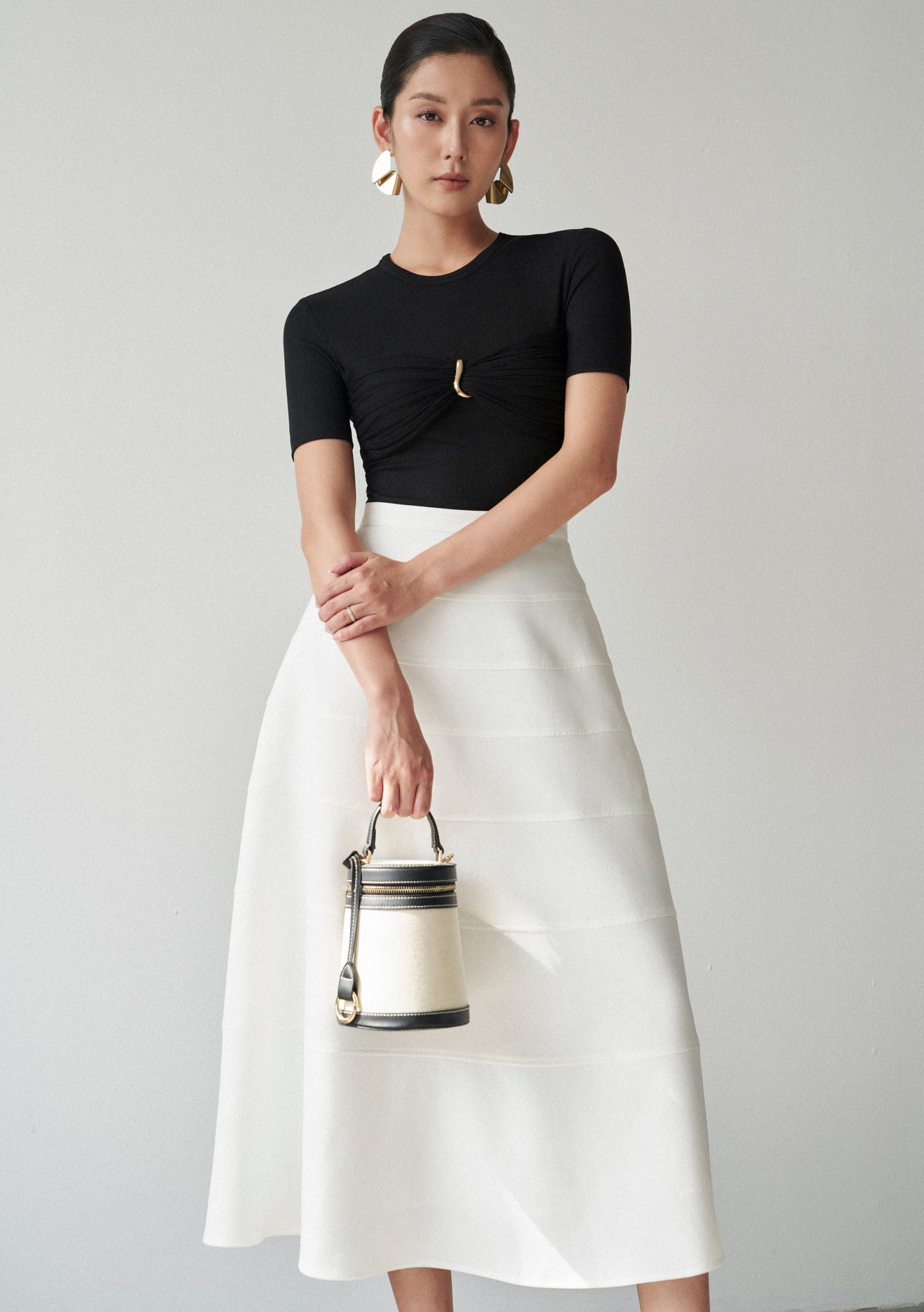 Biroul în toamnă cu vestă, fustă midi și rochie lungă - Foto 3. Công sở vào thu cùng áo vest, chân váy midi và đầm dáng dài- Ảnh 3.