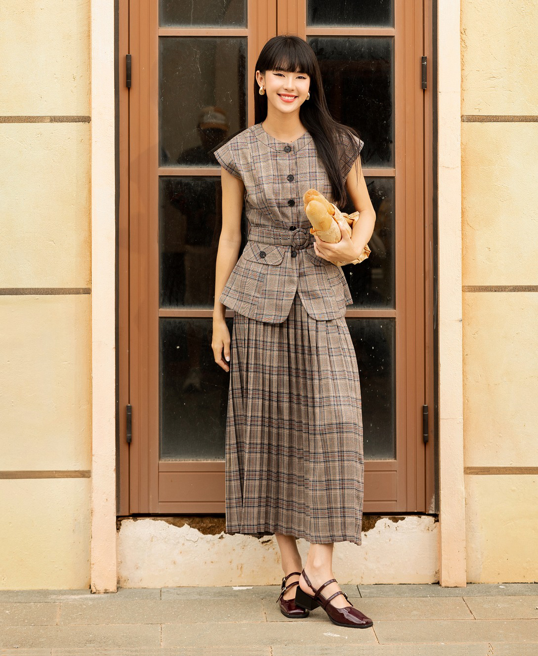 Biroul în toamnă cu vestă, fustă midi și rochie lungă - Foto 9. Công sở vào thu cùng áo vest, chân váy midi và đầm dáng dài- Ảnh 9.