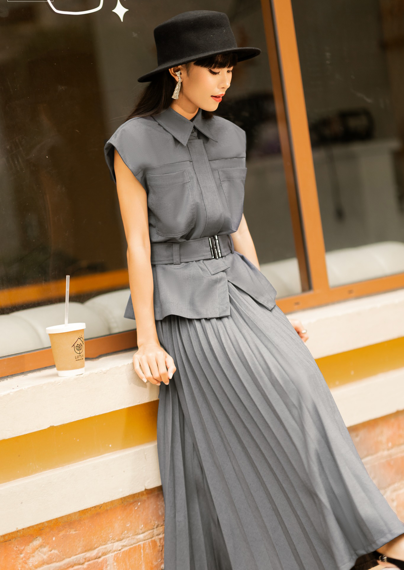 Biroul în toamnă cu vestă, fustă midi și rochie lungă - Fotografia 8. Công sở vào thu cùng áo vest, chân váy midi và đầm dáng dài- Ảnh 8.