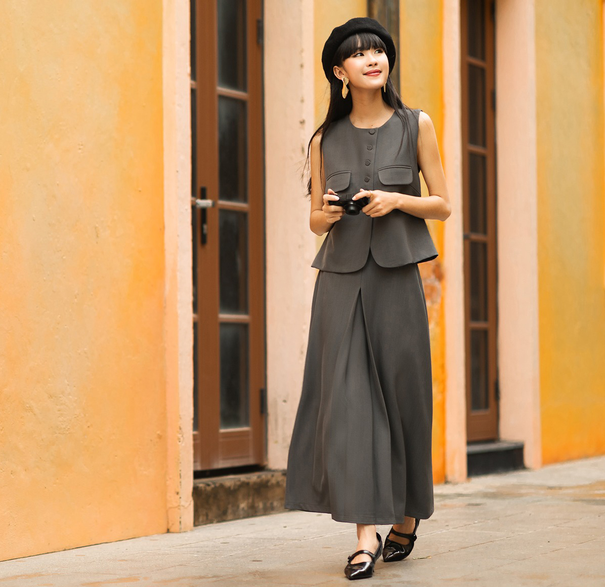 Biroul în toamnă cu vestă, fustă midi și rochie lungă - Fotografia 6. Công sở vào thu cùng áo vest, chân váy midi và đầm dáng dài- Ảnh 6.