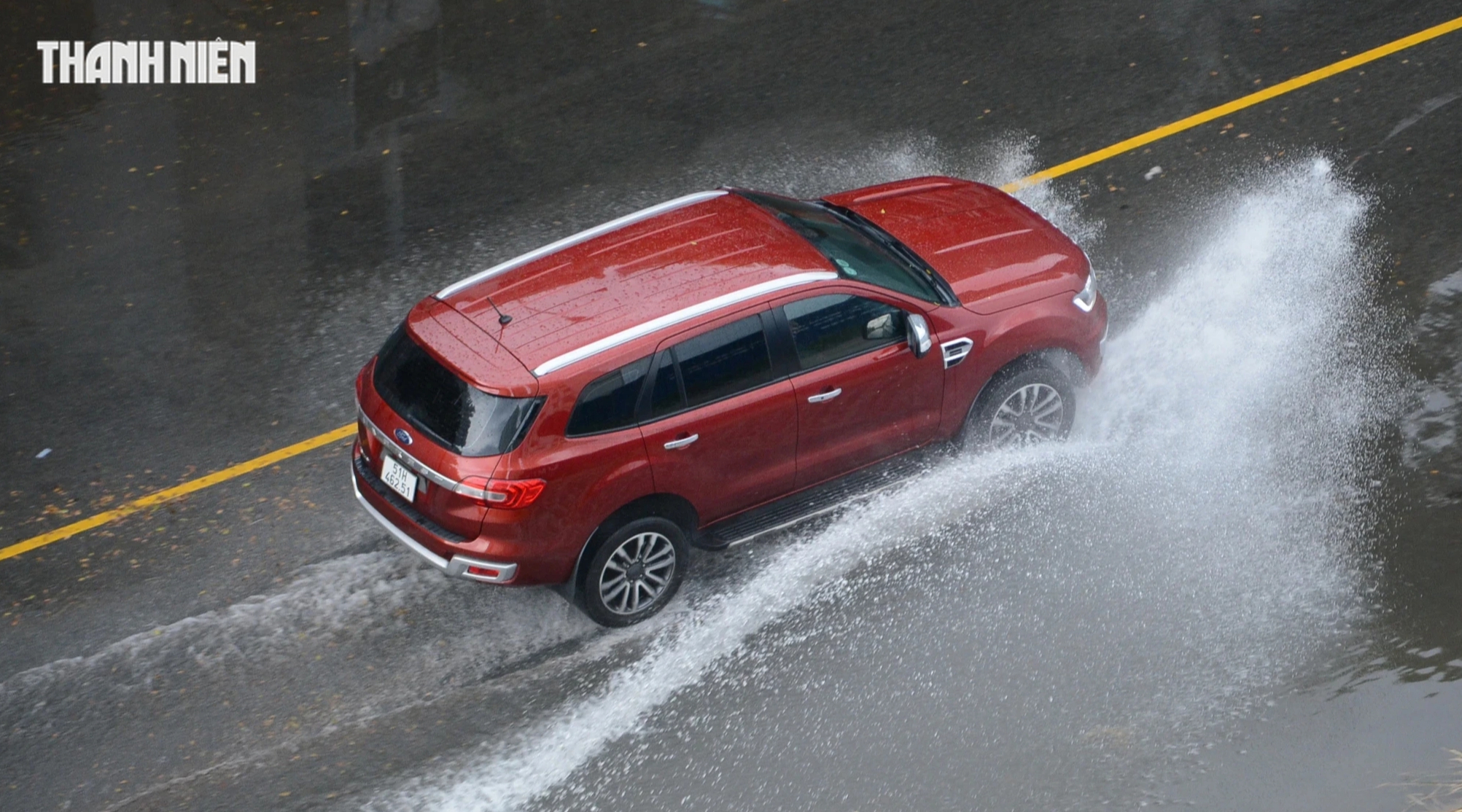 Lái ô tô dưới mưa bão và rủi ro khi đi qua đoạn đường ngập nước - Ảnh 1.