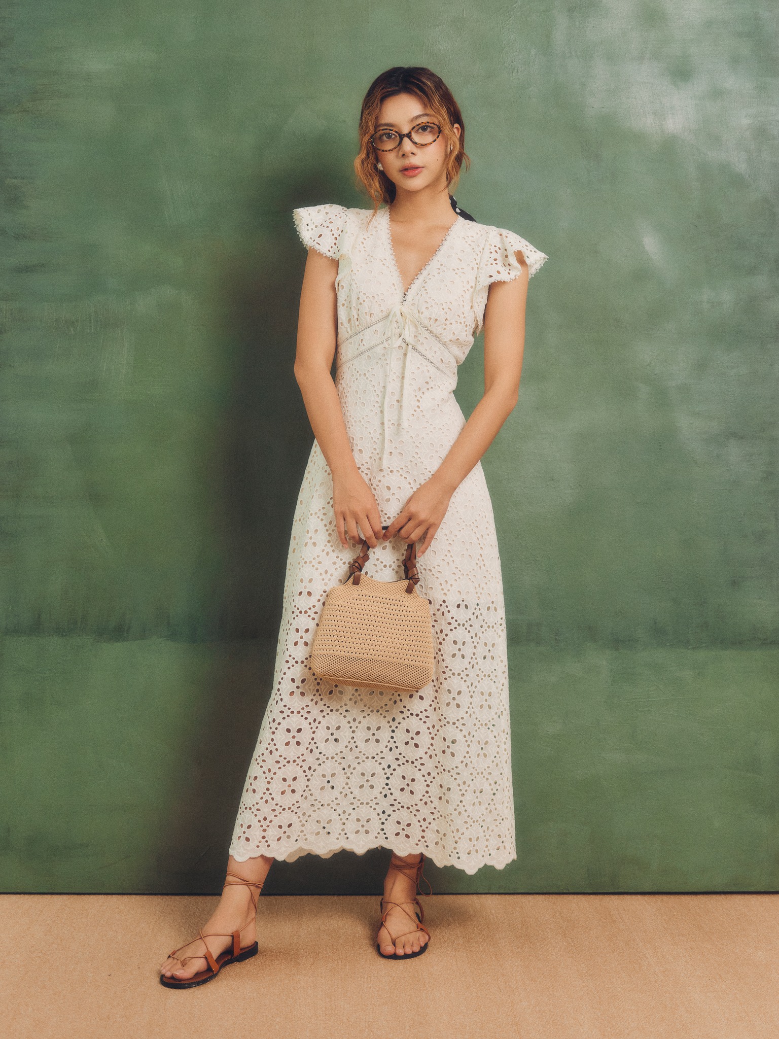 Pakaian renda dan bunga yang mewah adalah kemuncak gaya musim luruh - Foto 1. Váy ren, hoa sang trọng là điểm nhấn cho phong cách mùa thu- Ảnh 1.