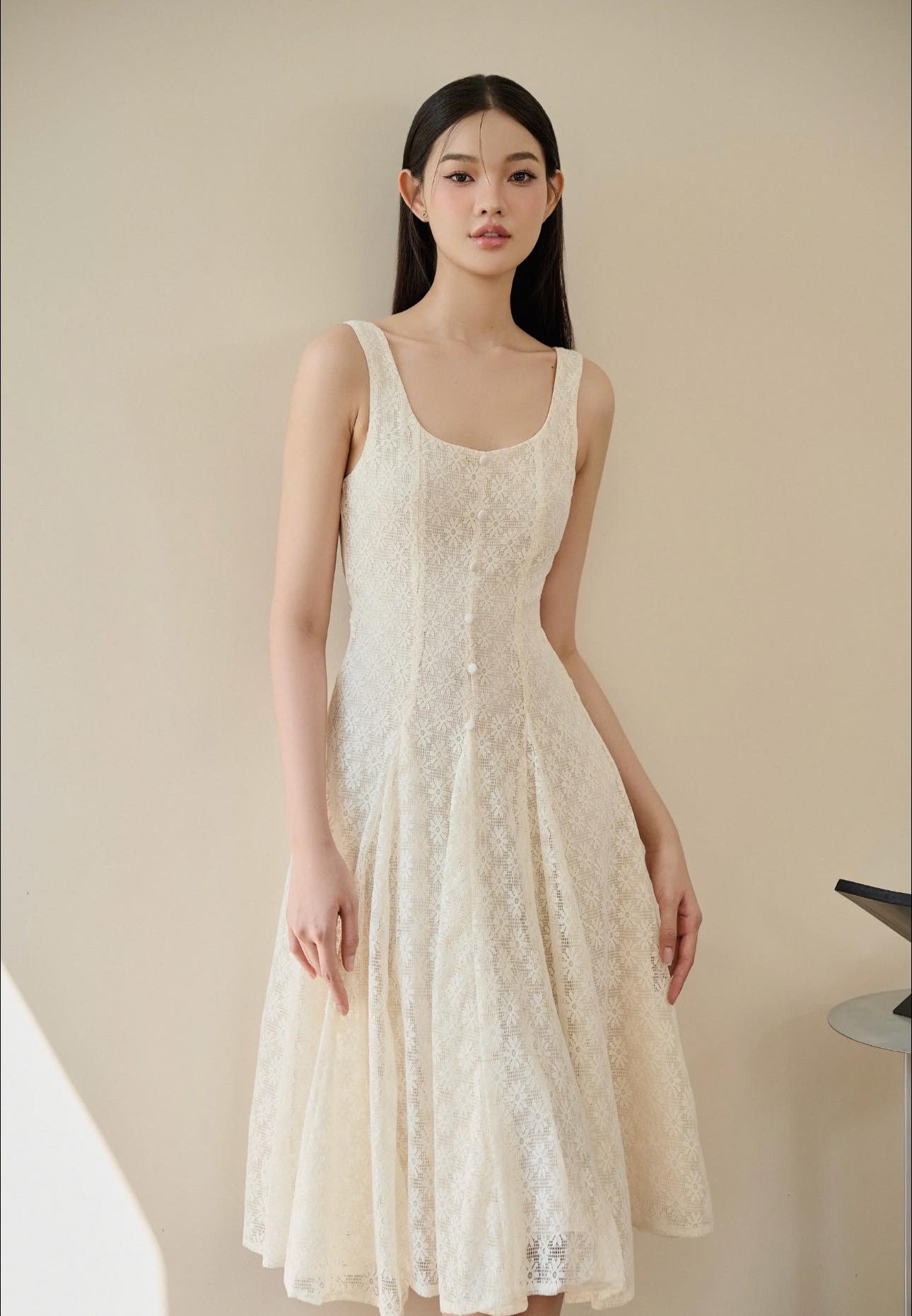 Pakaian renda dan bunga yang mewah adalah kemuncak gaya musim luruh - Foto 9. Váy ren, hoa sang trọng là điểm nhấn cho phong cách mùa thu- Ảnh 9.