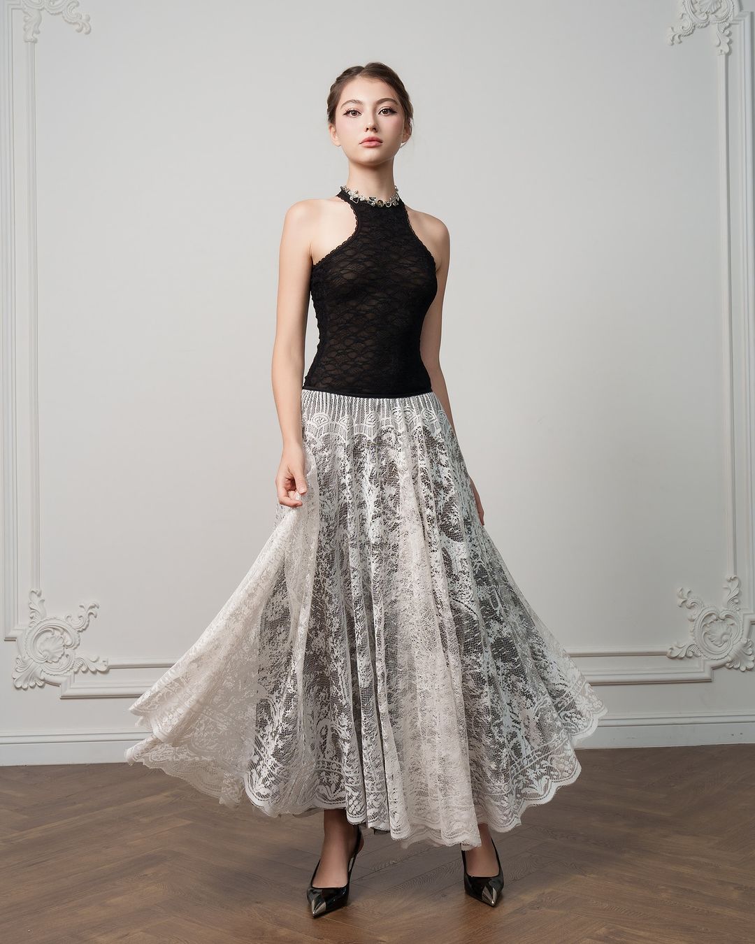 Pakaian renda dan bunga yang mewah adalah kemuncak gaya musim luruh - Foto 7. Váy ren, hoa sang trọng là điểm nhấn cho phong cách mùa thu- Ảnh 7.