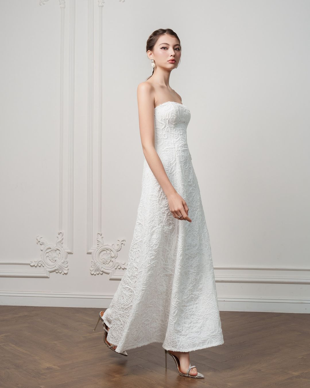 Pakaian renda dan bunga yang mewah adalah kemuncak gaya musim luruh - Foto 11. Váy ren, hoa sang trọng là điểm nhấn cho phong cách mùa thu- Ảnh 11.