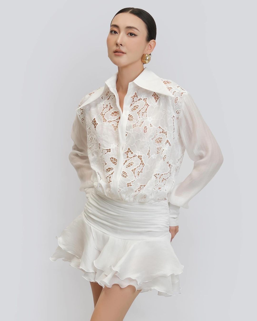 Pakaian renda dan bunga yang mewah adalah kemuncak gaya musim luruh - Foto 10. Váy ren, hoa sang trọng là điểm nhấn cho phong cách mùa thu- Ảnh 10.