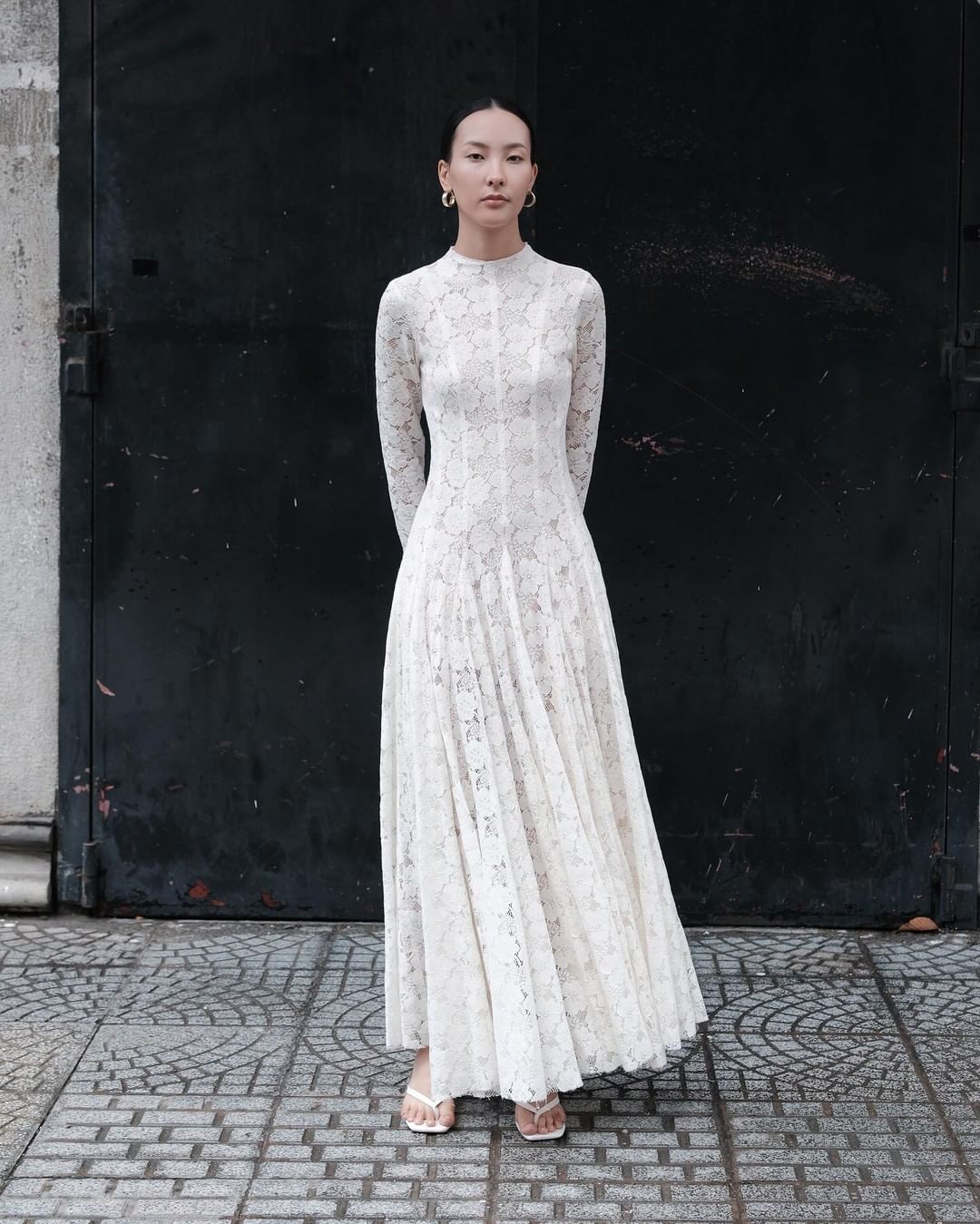 Pakaian renda dan bunga yang mewah adalah kemuncak gaya musim luruh - Foto 2. Váy ren, hoa sang trọng là điểm nhấn cho phong cách mùa thu- Ảnh 2.