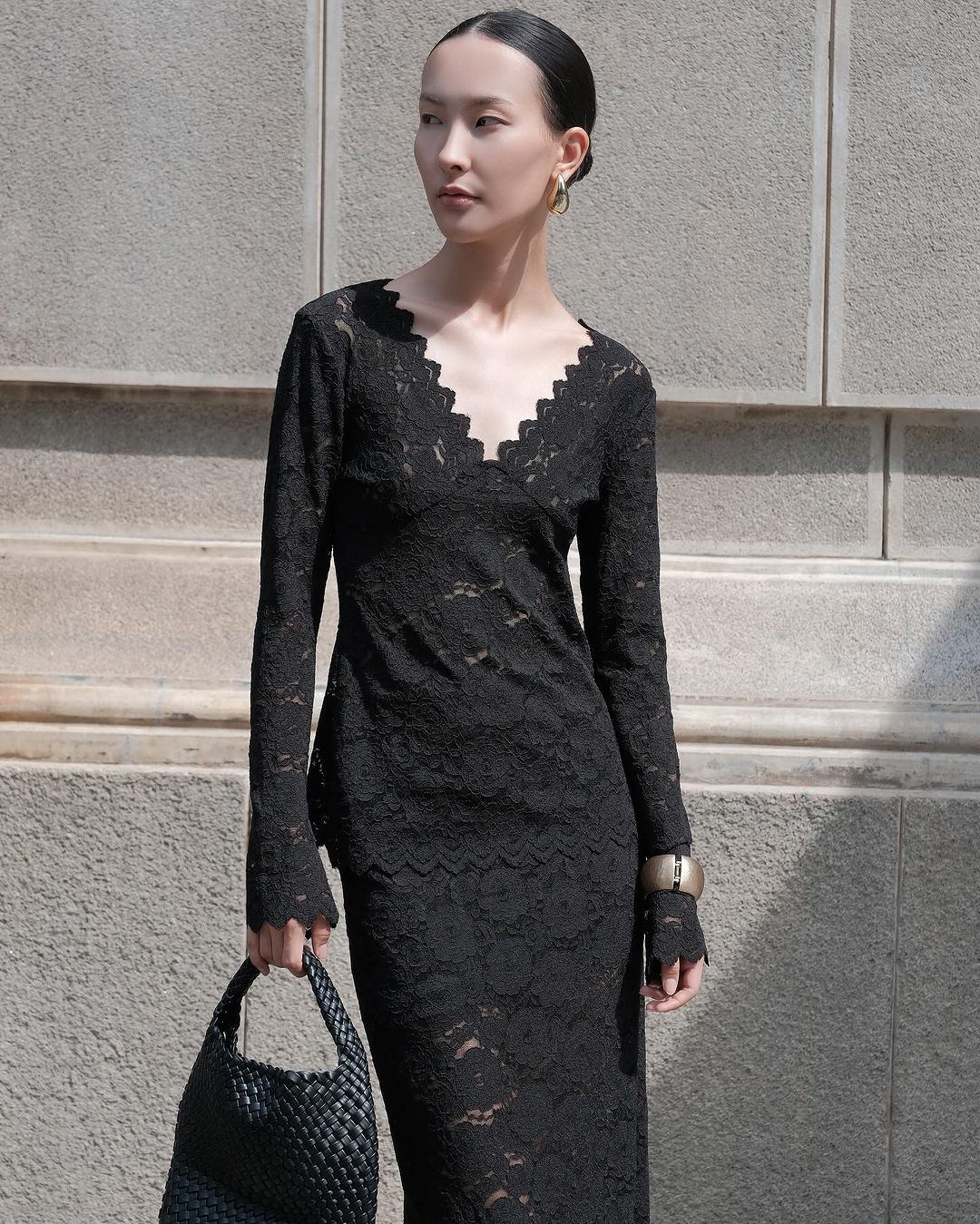 Pakaian renda dan bunga yang mewah adalah kemuncak gaya musim luruh - Foto 8. Váy ren, hoa sang trọng là điểm nhấn cho phong cách mùa thu- Ảnh 8.