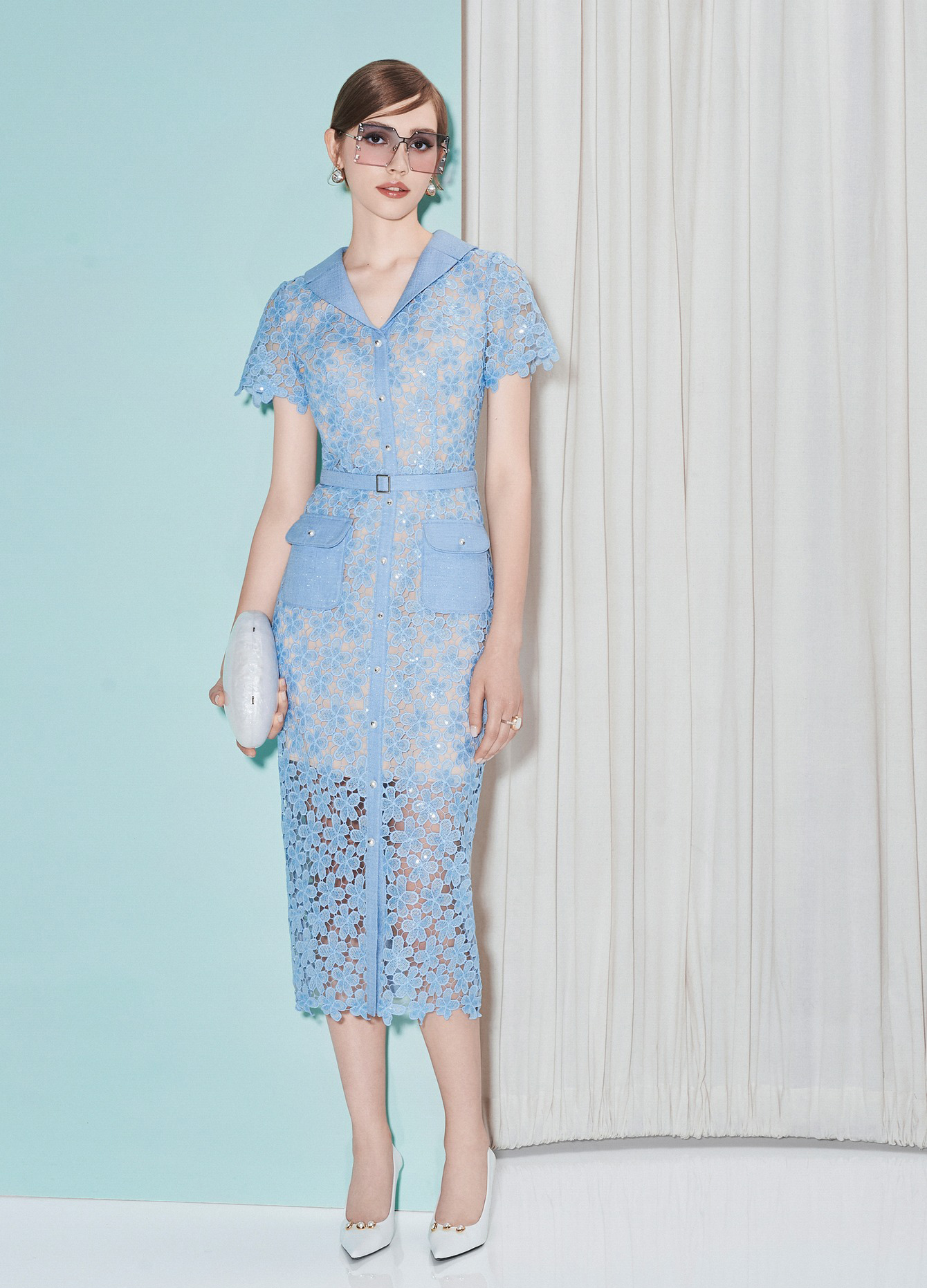 Pakaian renda dan bunga yang mewah adalah kemuncak gaya musim luruh - Foto 5. Váy ren, hoa sang trọng là điểm nhấn cho phong cách mùa thu- Ảnh 5.