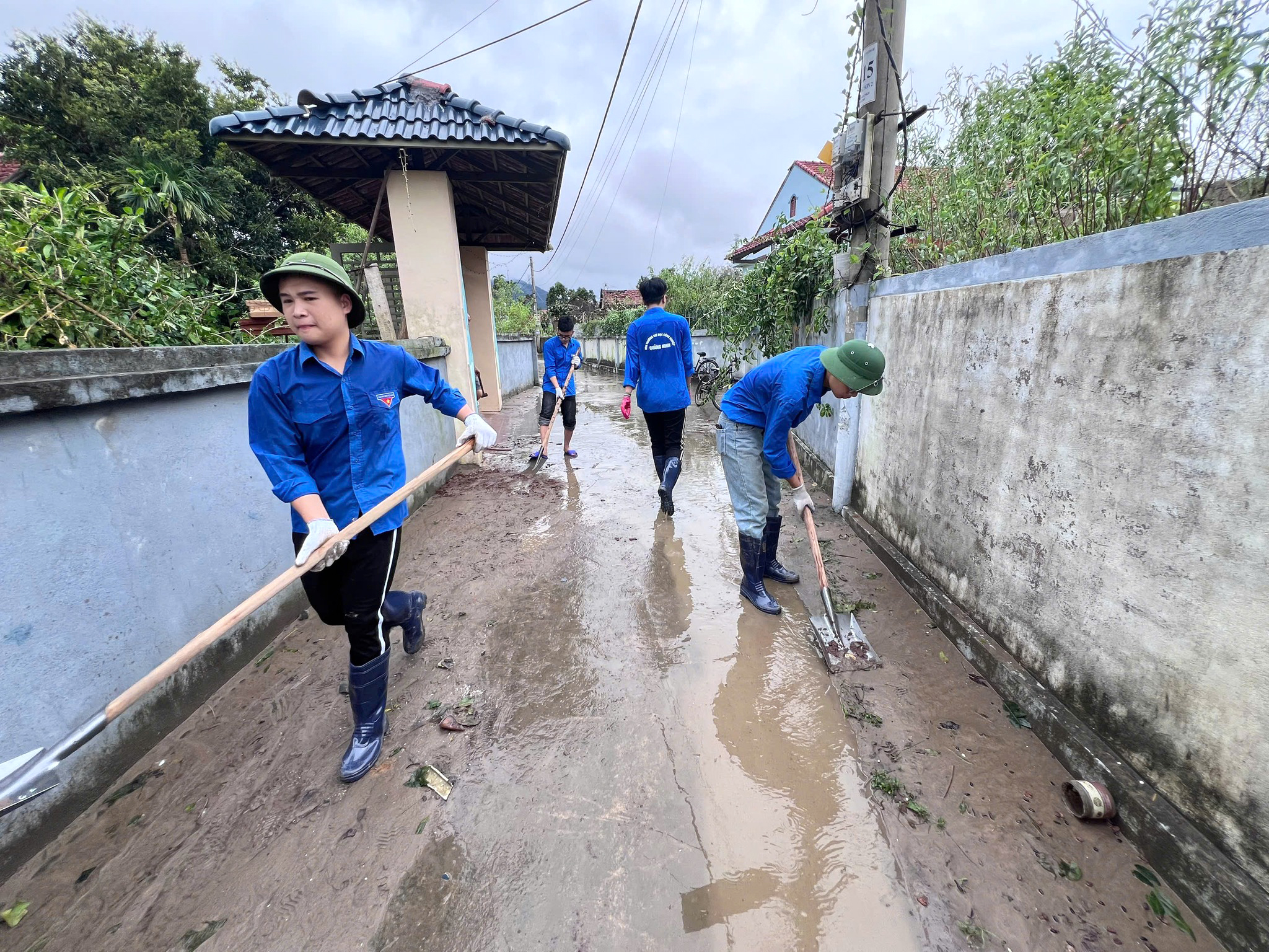 Đoàn công tác T.Ư Đoàn vào nơi tâm bão đi qua ở Quảng Ninh giúp dân- Ảnh 6.