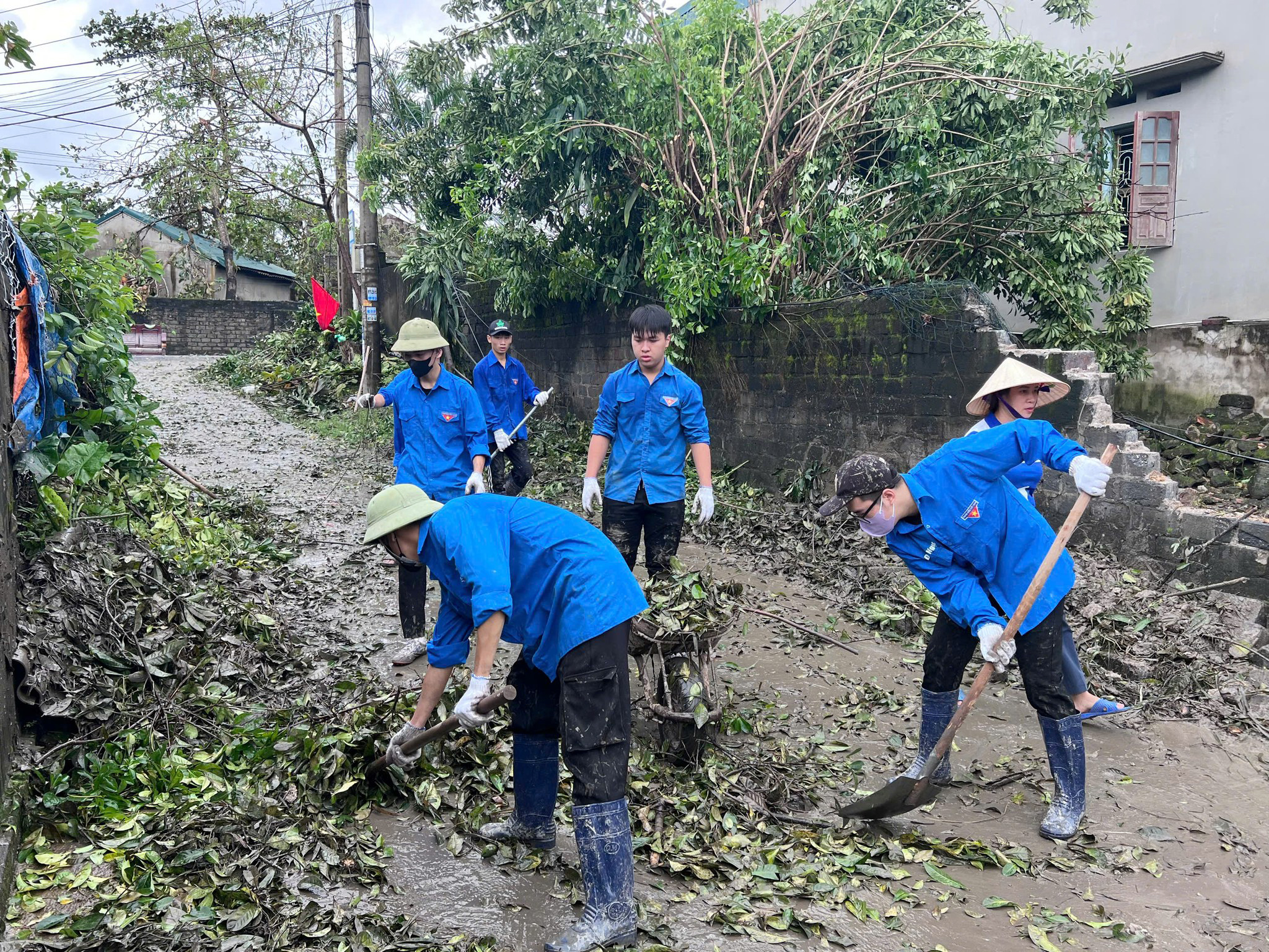 Đoàn công tác T.Ư Đoàn vào nơi tâm bão đi qua ở Quảng Ninh giúp dân- Ảnh 8.