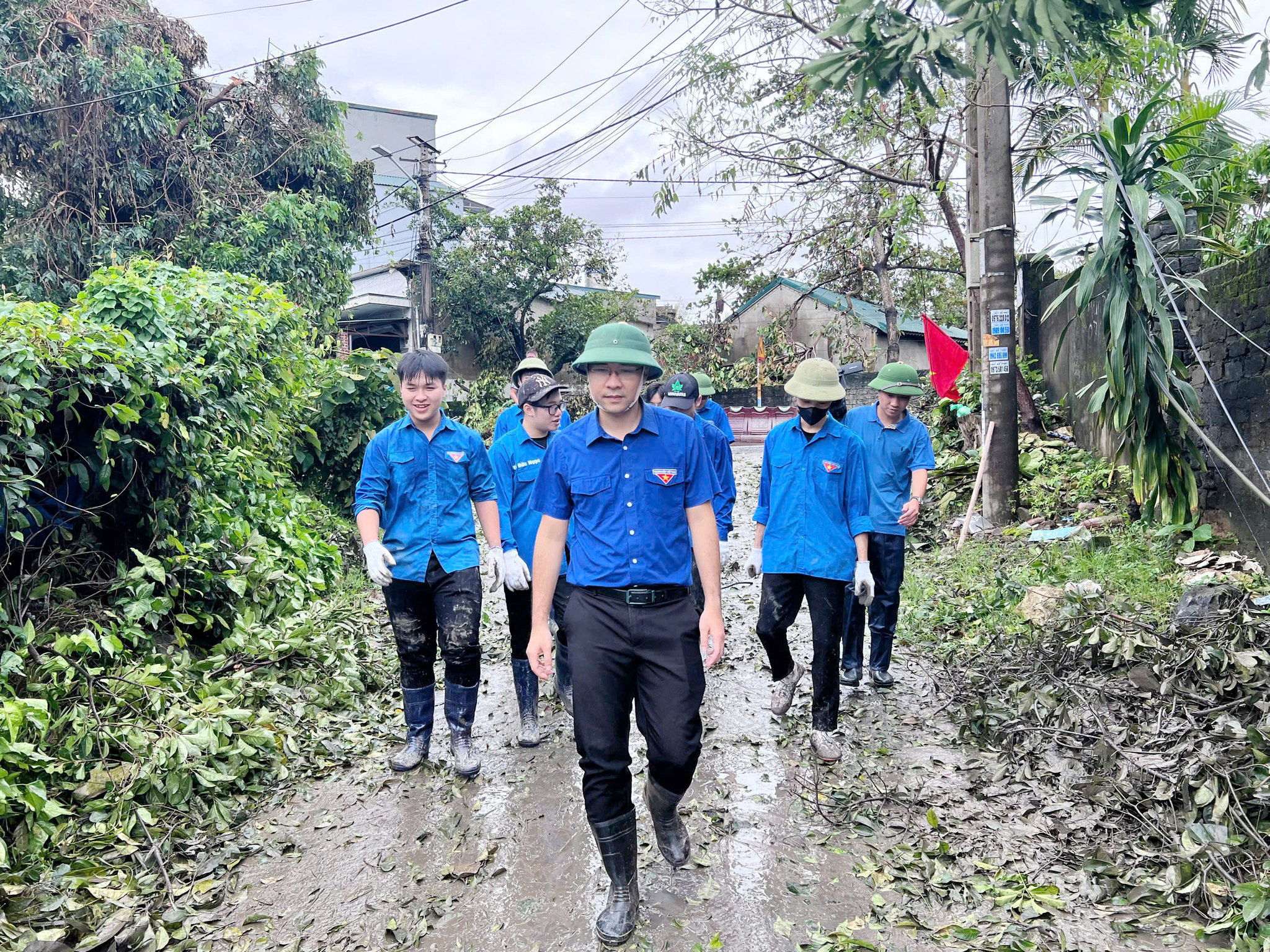 Đoàn công tác T.Ư Đoàn vào nơi tâm bão đi qua ở Quảng Ninh giúp dân- Ảnh 7.