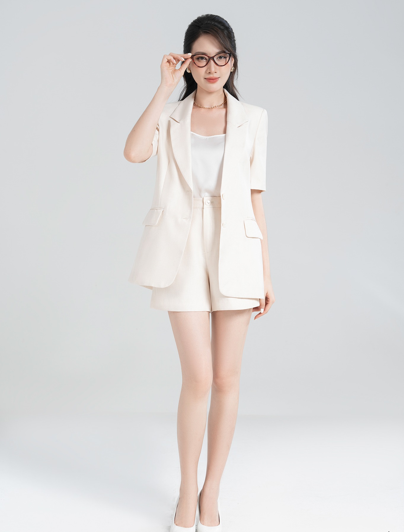 របៀបពាក់អាវកាក់ និងអាវកាក់ដោយមិនមានភាពច្របូកច្របល់ ប៉ុន្តែនៅតែទាន់សម័យ - រូបថត ១. Cách diện áo blazer, áo vest không cầu kỳ mà vẫn sành điệu- Ảnh 1.