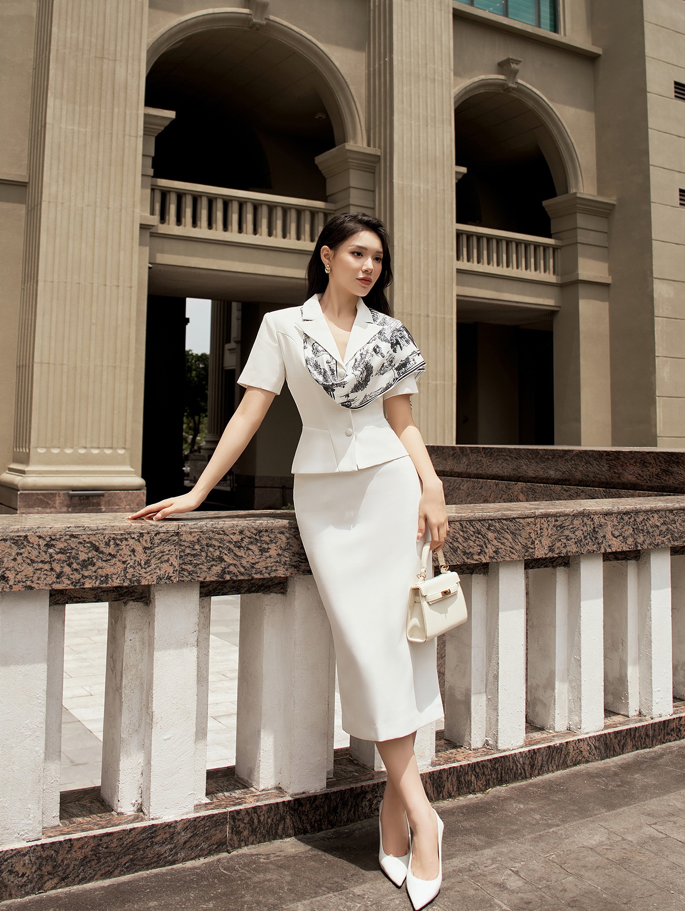 របៀបពាក់អាវកាក់ និងអាវកាក់ដោយមិនមានភាពច្របូកច្របល់ ប៉ុន្តែនៅតែទាន់សម័យ - រូបថត ២. Cách diện áo blazer, áo vest không cầu kỳ mà vẫn sành điệu- Ảnh 2.