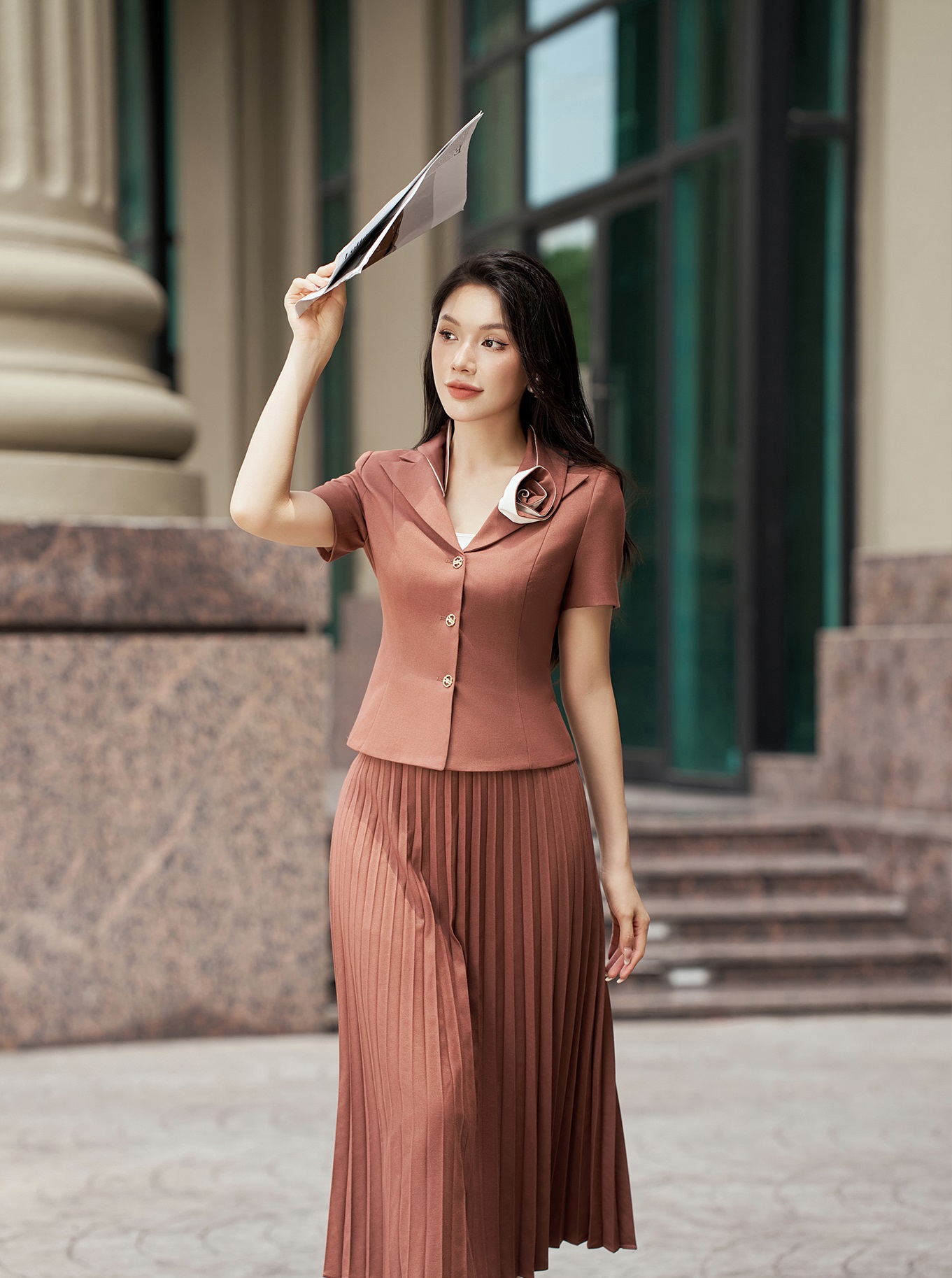 របៀបពាក់អាវកាក់ និងអាវកាក់ដោយមិនមានភាពច្របូកច្របល់ ប៉ុន្តែនៅតែទាន់សម័យ - រូបថត ៣. Cách diện áo blazer, áo vest không cầu kỳ mà vẫn sành điệu- Ảnh 3.