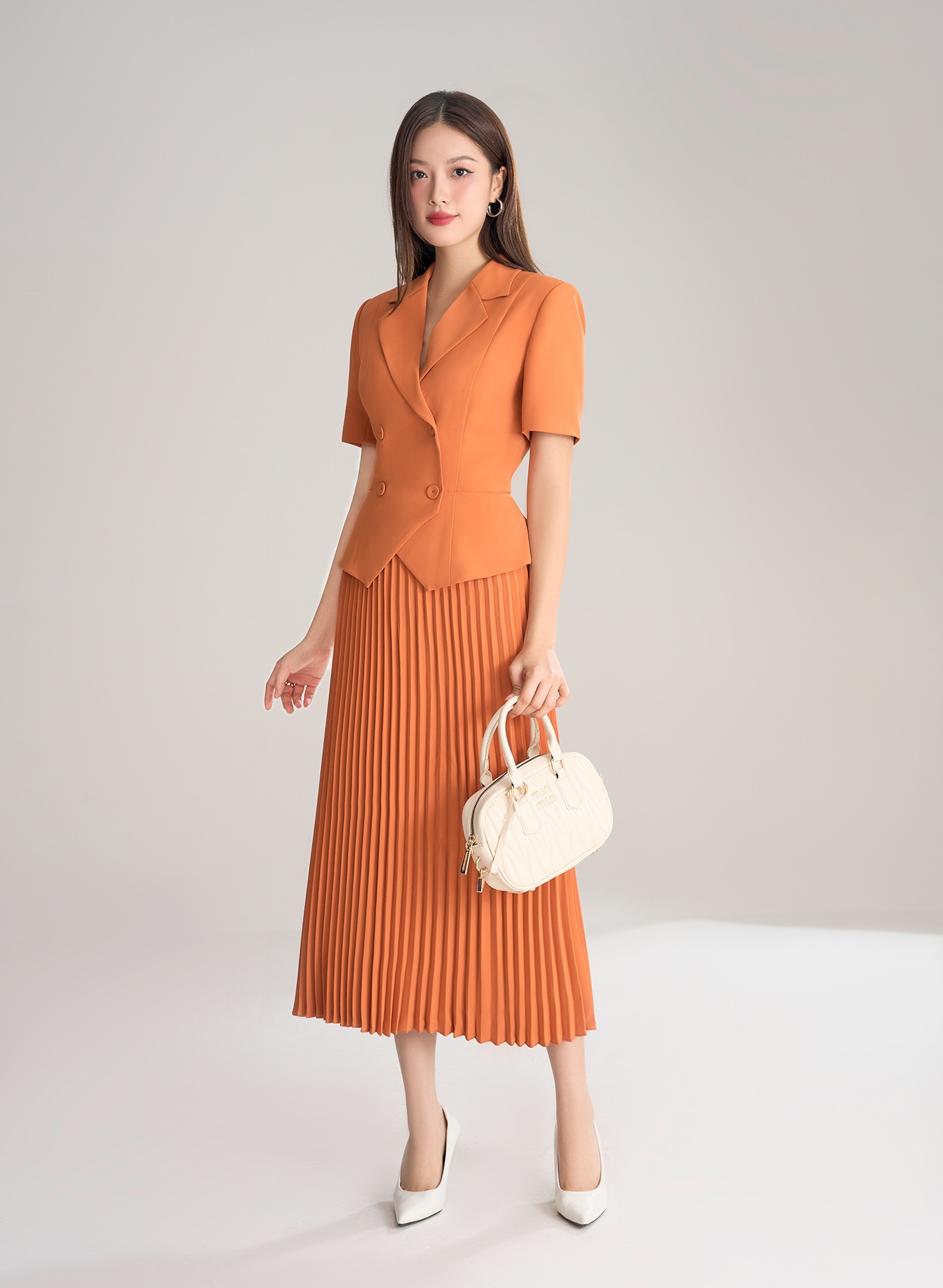 របៀបពាក់អាវកាក់ និងអាវកាក់ដោយមិនមានភាពច្របូកច្របល់ ប៉ុន្តែនៅតែទាន់សម័យ - រូបថត ៥. Cách diện áo blazer, áo vest không cầu kỳ mà vẫn sành điệu- Ảnh 5.