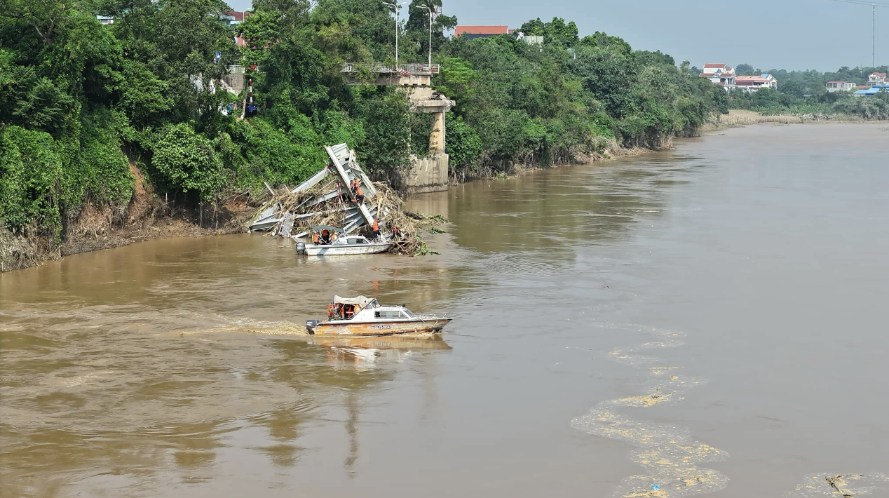 Tìm kiếm nạn nhân vụ sập cầu Phong Châu: Con đau lòng mong phép màu xảy đến- Ảnh 1.