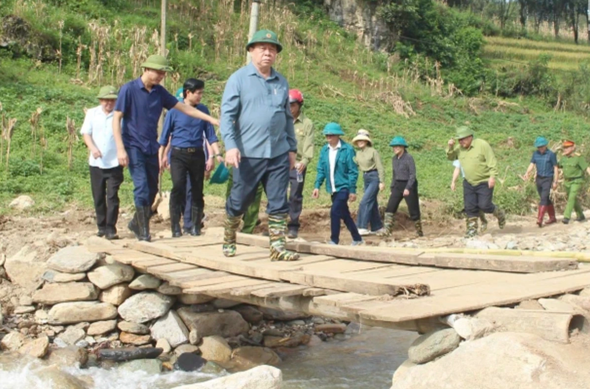 Trưởng ban Tuyên giáo T.Ư thăm nhân dân vùng lũ Sơn La- Ảnh 1.