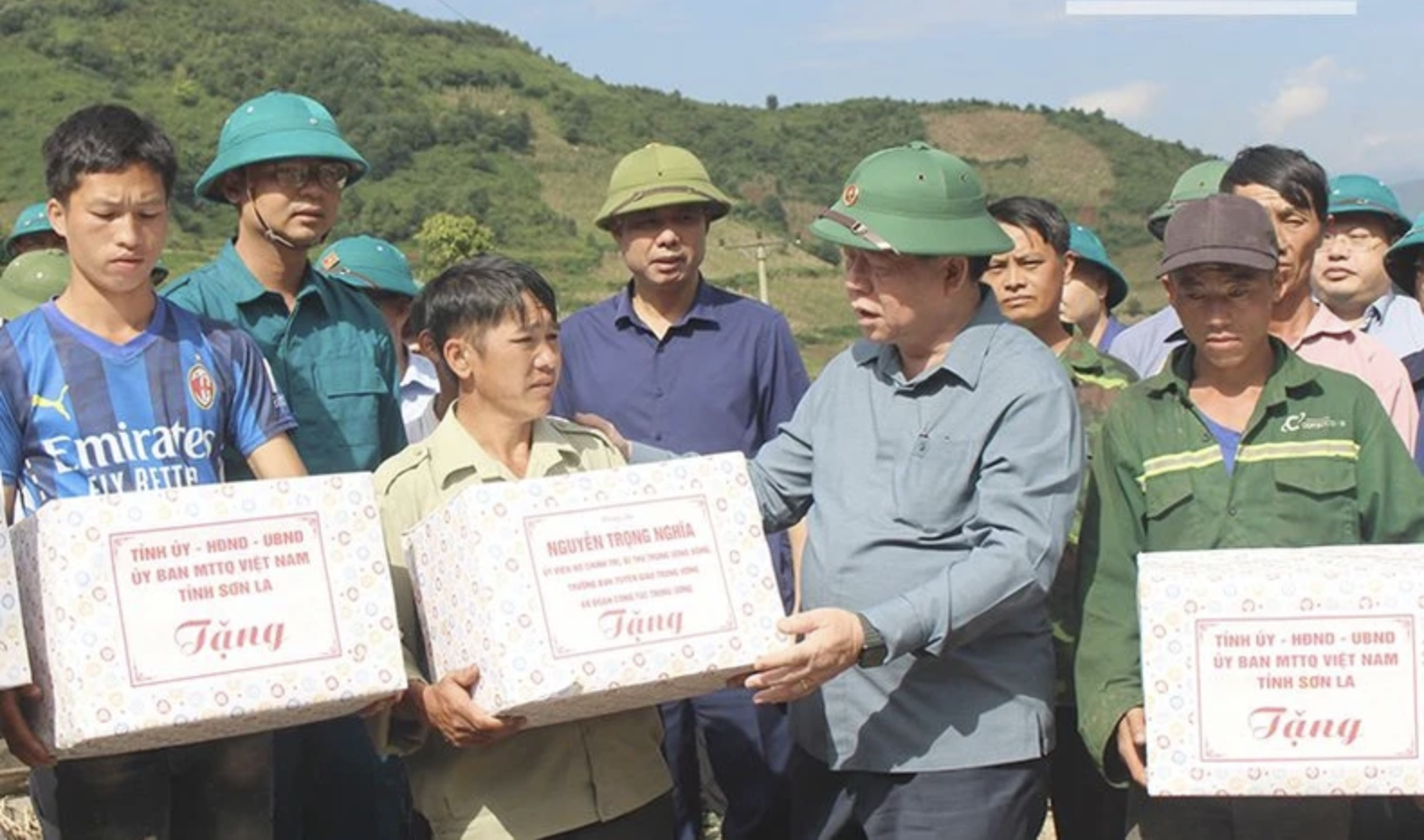 Trưởng ban Tuyên giáo T.Ư thăm nhân dân vùng lũ Sơn La- Ảnh 2.