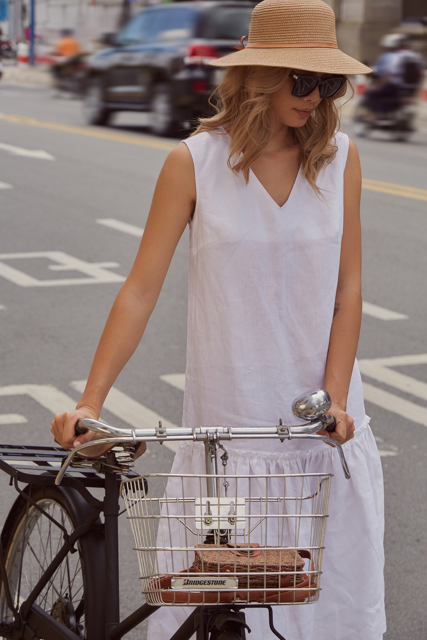 فستان الكتان، القطعة الأكثر تنوعا وعملية في خزانة ملابسك - صورة 3. Váy suông linen, trang phục đa năng và thiết thực nhất tủ đồ- Ảnh 3.