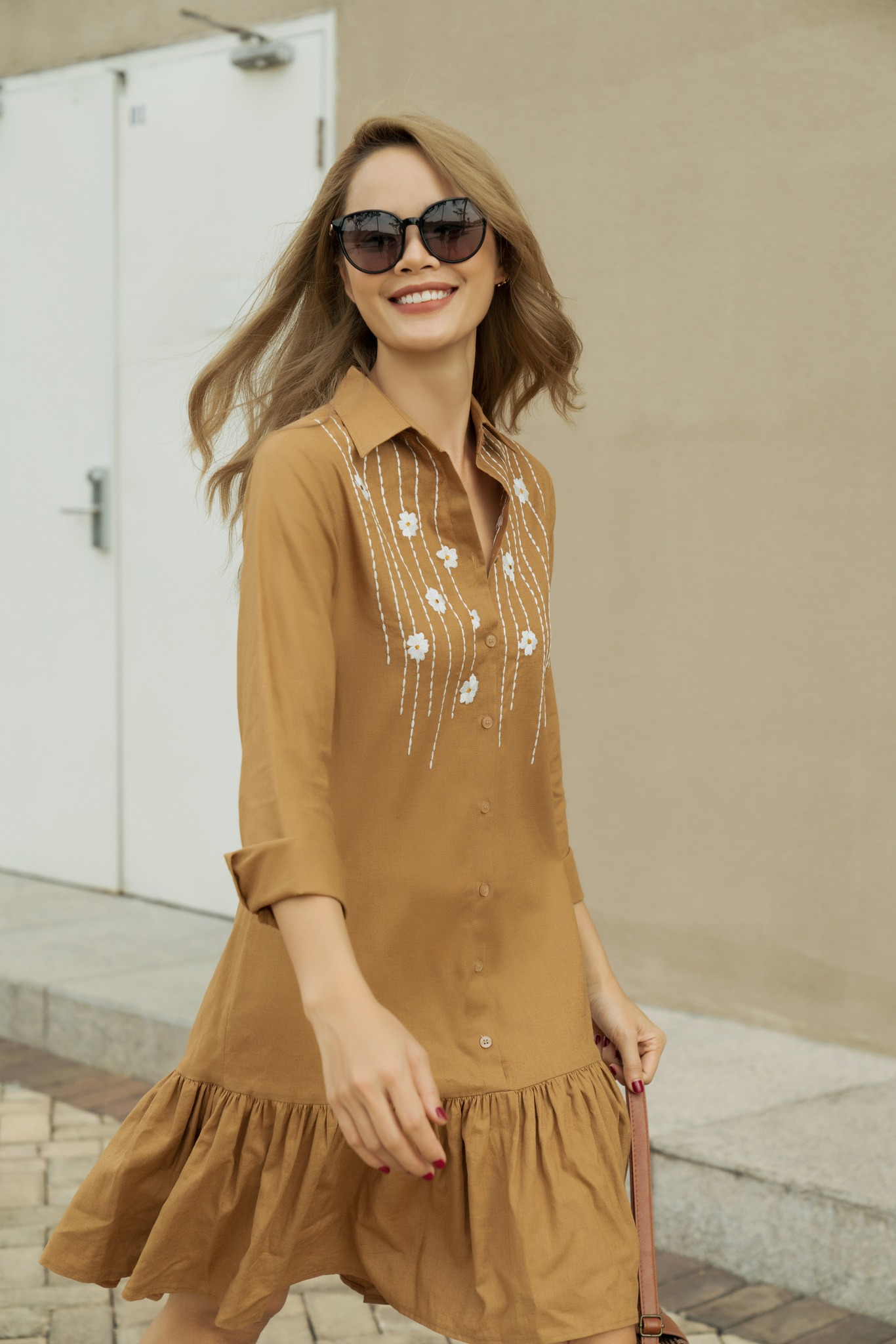 فستان الكتان، القطعة الأكثر تنوعا وعملية في خزانة ملابسك - صورة 2. Váy suông linen, trang phục đa năng và thiết thực nhất tủ đồ- Ảnh 2.