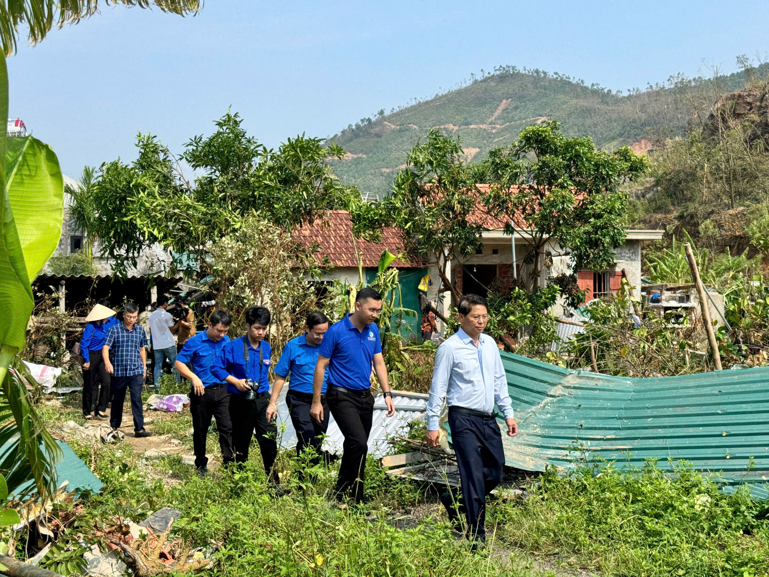 Đoàn công tác T.Ư Đoàn vào nơi tâm bão đi qua ở Quảng Ninh giúp dân- Ảnh 2.