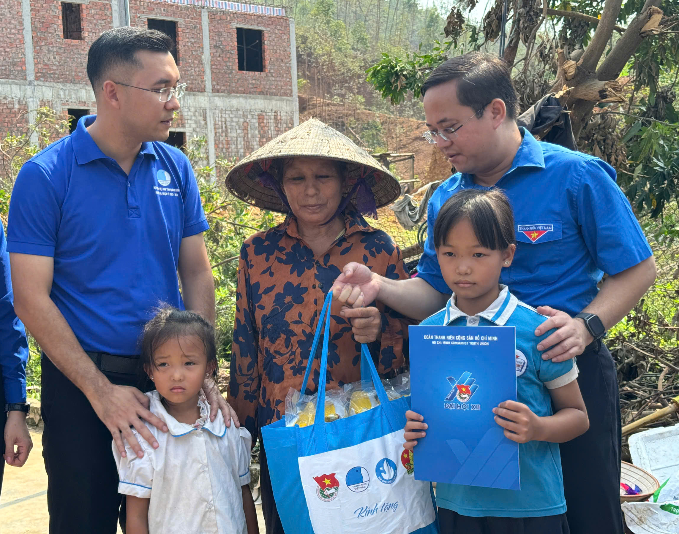 Đoàn công tác T.Ư Đoàn vào nơi tâm bão đi qua ở Quảng Ninh giúp dân- Ảnh 1.