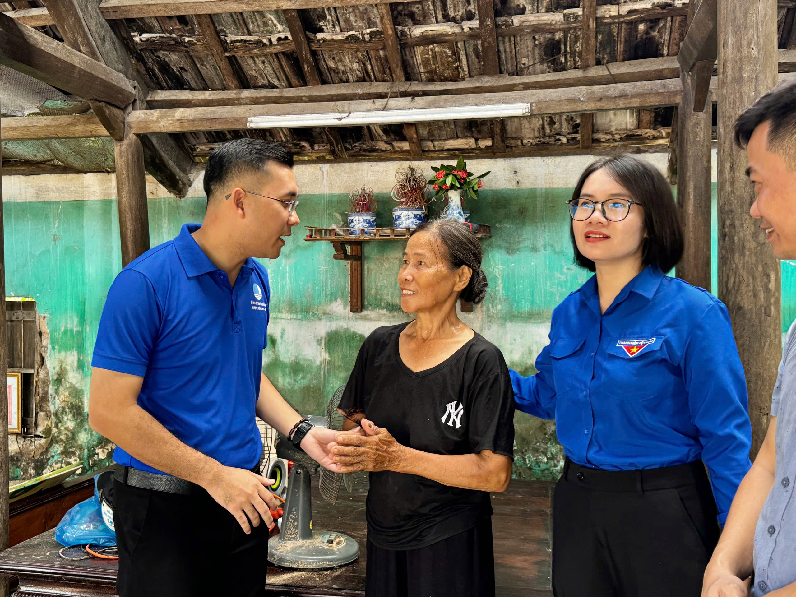 Đoàn công tác T.Ư Đoàn vào nơi tâm bão đi qua ở Quảng Ninh giúp dân- Ảnh 4.