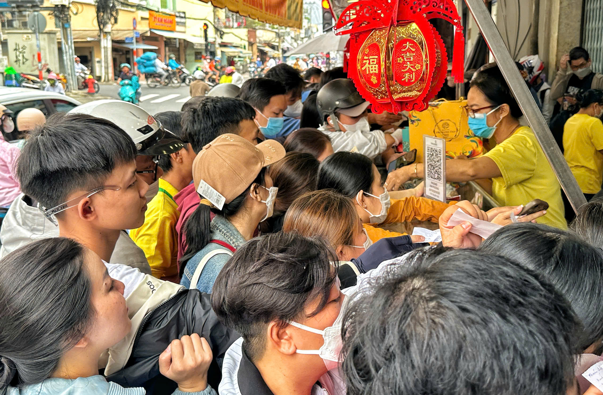 Xếp hàng dài mua bánh trung thu ở TP.HCM: Tiệm chưa mở khách chờ sẵn khiến ông chủ bất ngờ- Ảnh 6.