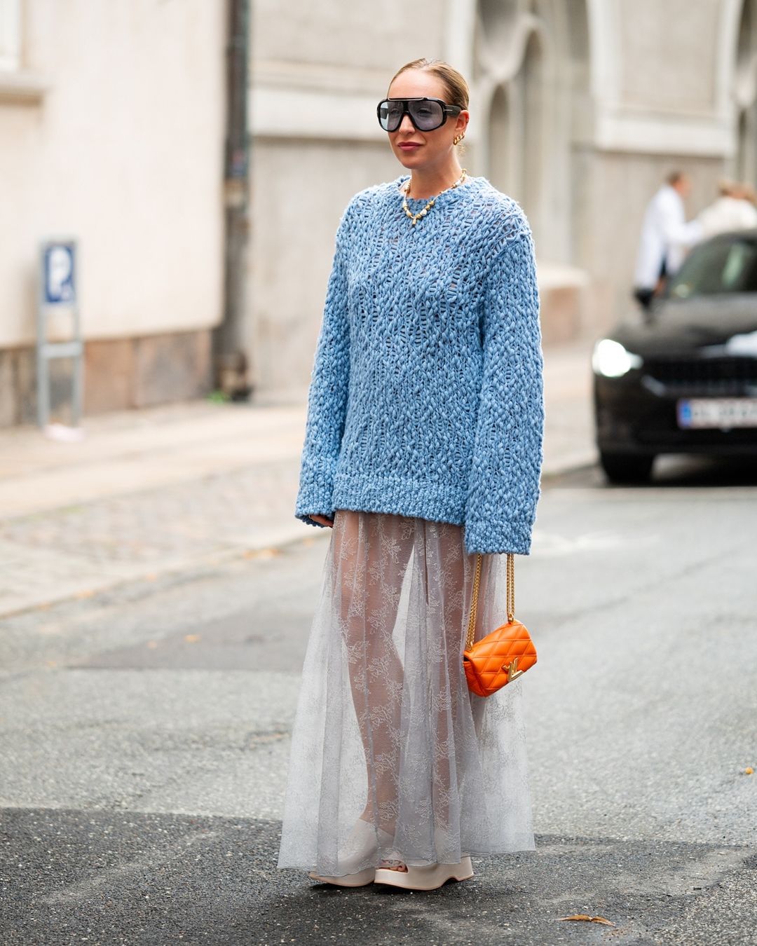 Rochii lungi, articole romantice și flexibile care atrag atenția toamna - Foto 7. Váy dài, món đồ lãng mạn và linh hoạt gây chú ý trong mùa thu- Ảnh 7.