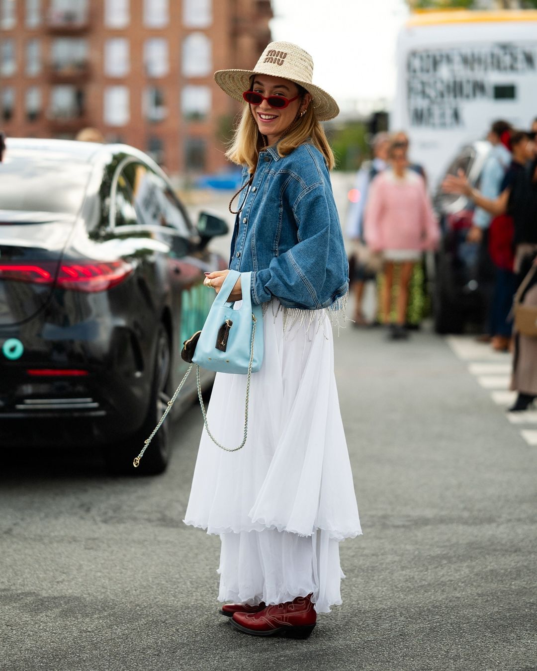Rochii lungi, articole romantice și flexibile care atrag atenția toamna - Foto 4. Váy dài, món đồ lãng mạn và linh hoạt gây chú ý trong mùa thu- Ảnh 4.