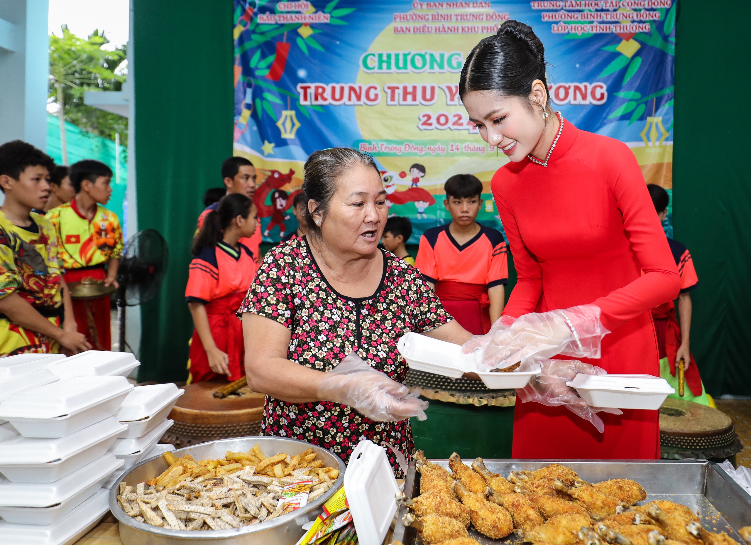 Báo Thanh Niên mang Trung thu yêu thương đến lớp học tình thương ở Thủ Đức- Ảnh 4.