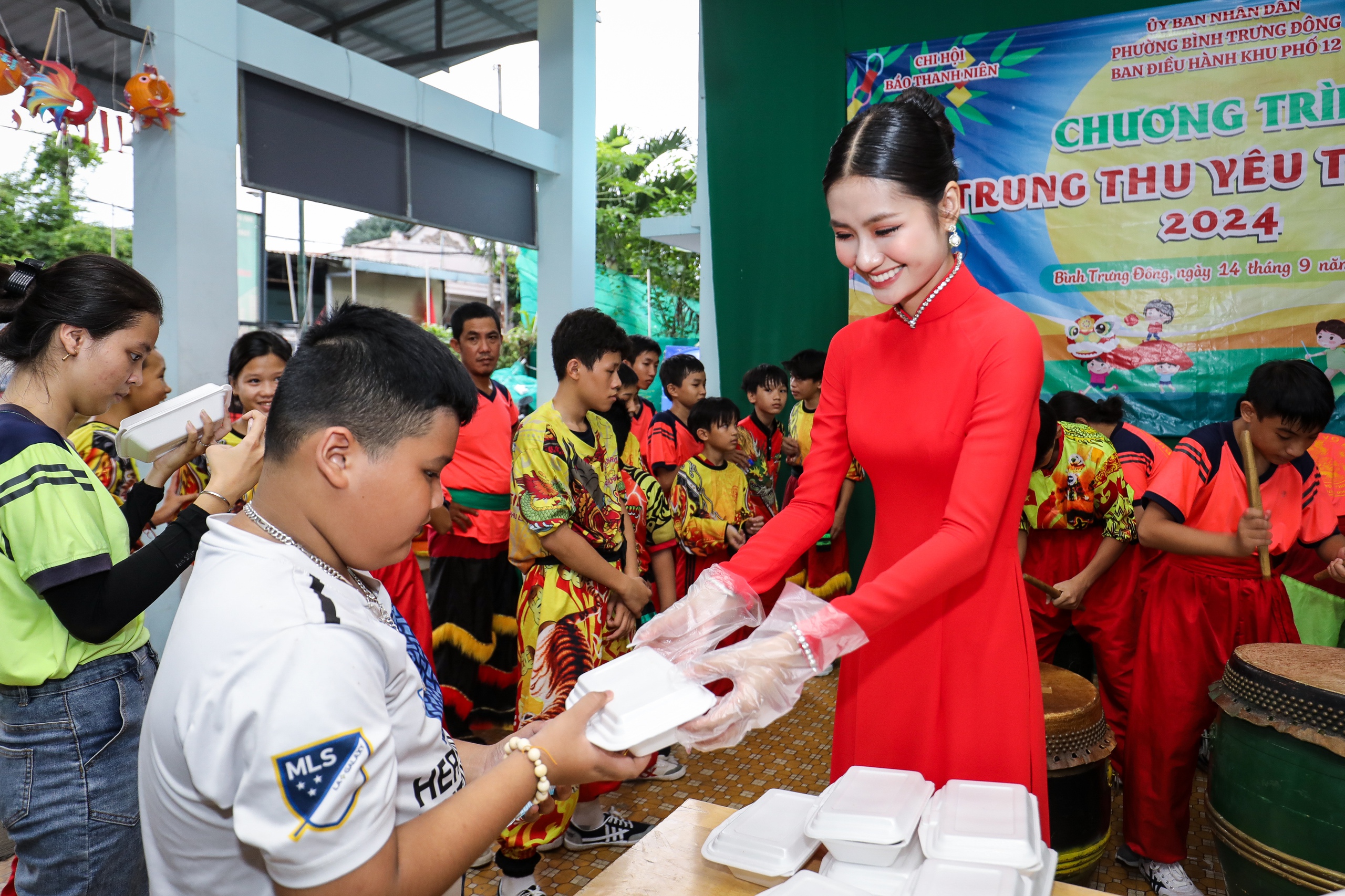 Báo Thanh Niên mang Trung thu yêu thương đến lớp học tình thương ở Thủ Đức- Ảnh 8.