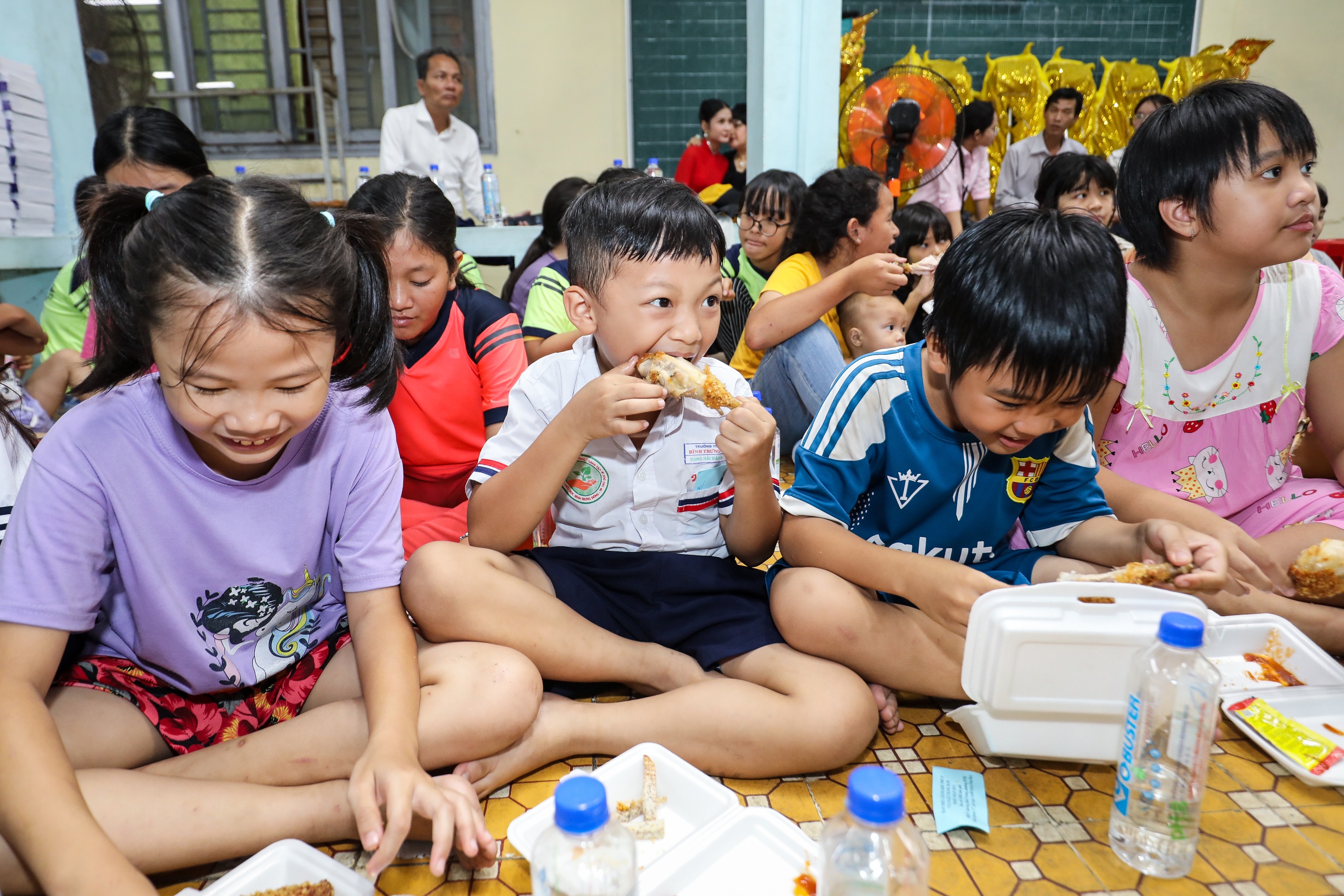 Báo Thanh Niên mang Trung thu yêu thương đến lớp học tình thương ở Thủ Đức- Ảnh 10.