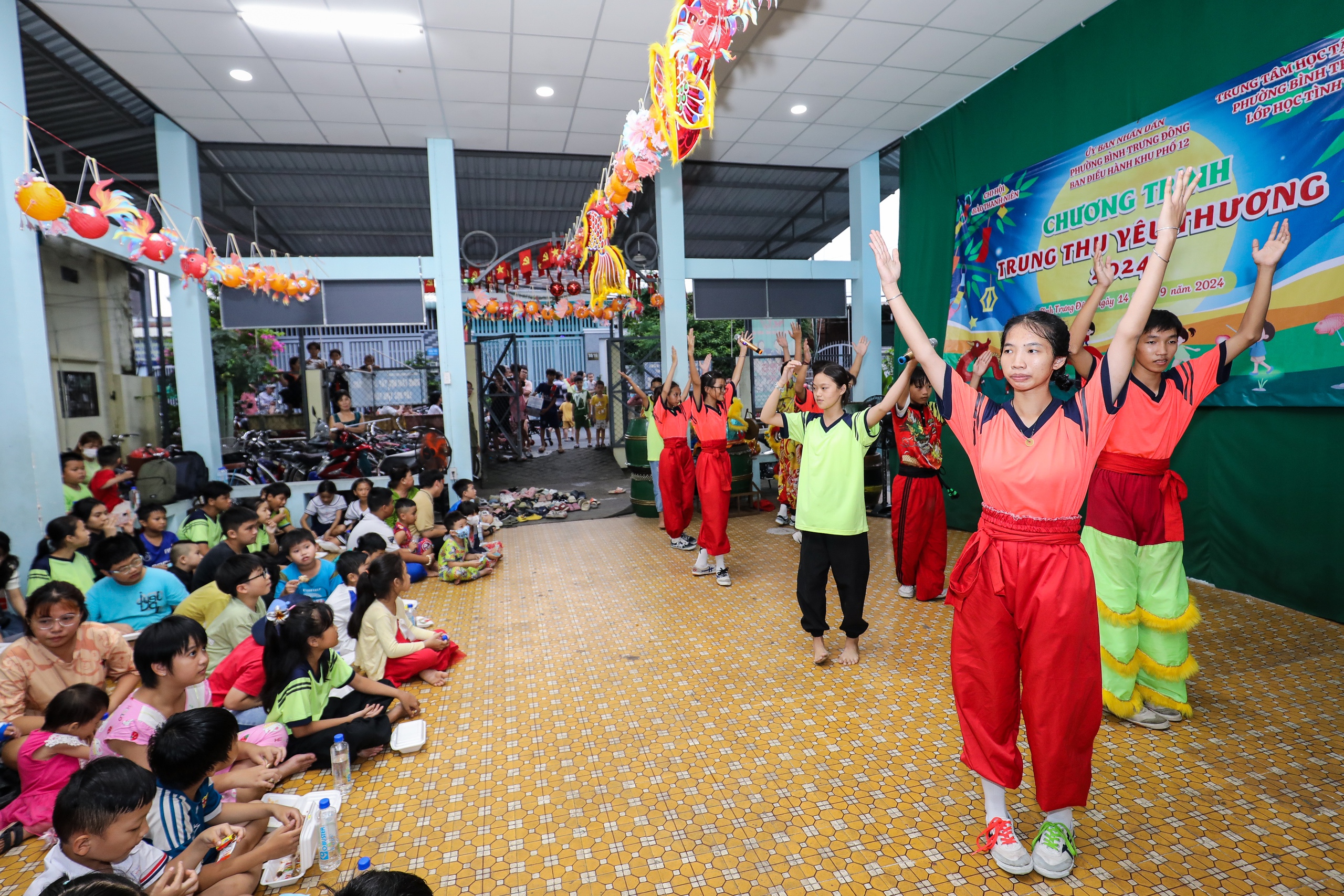 Báo Thanh Niên mang Trung thu yêu thương đến lớp học tình thương ở Thủ Đức- Ảnh 3.