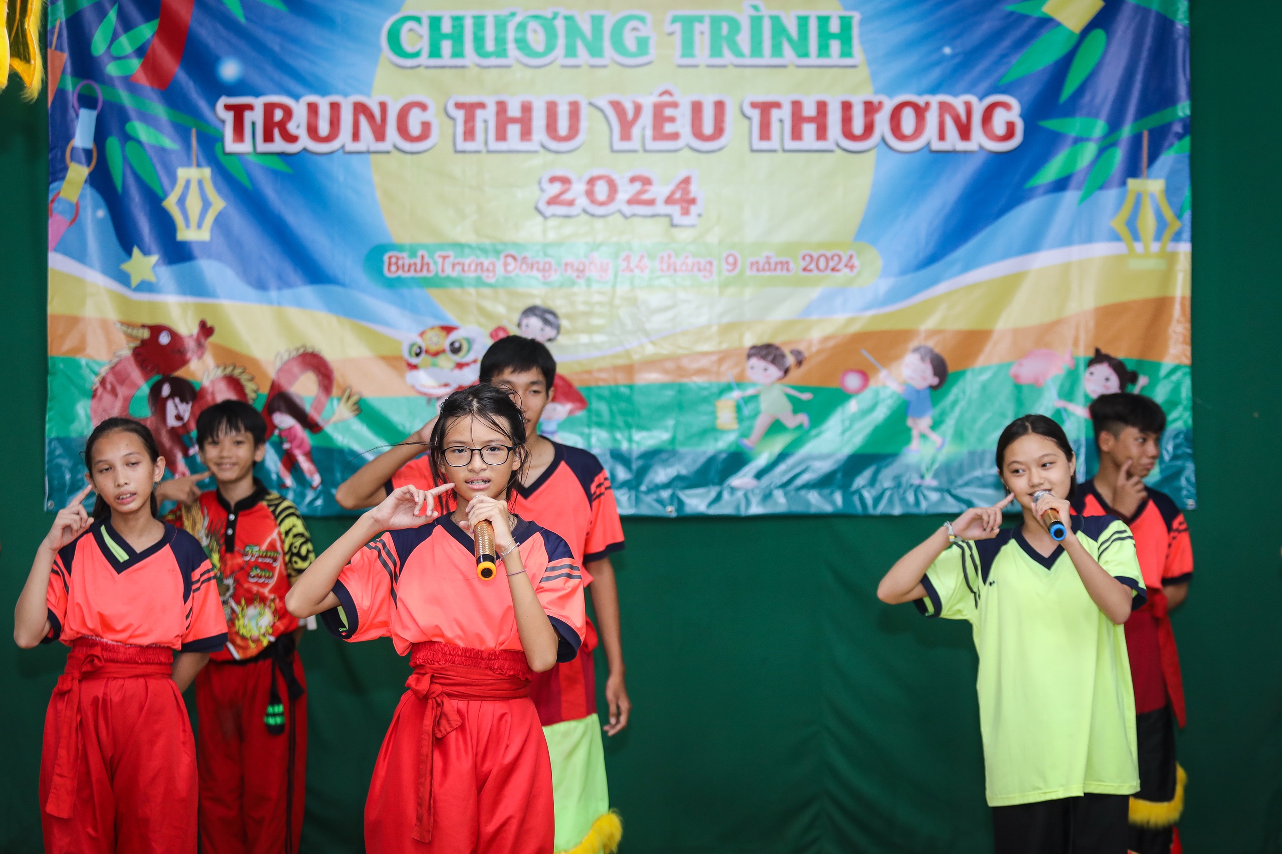 Báo Thanh Niên mang Trung thu yêu thương đến lớp học tình thương ở Thủ Đức- Ảnh 1.