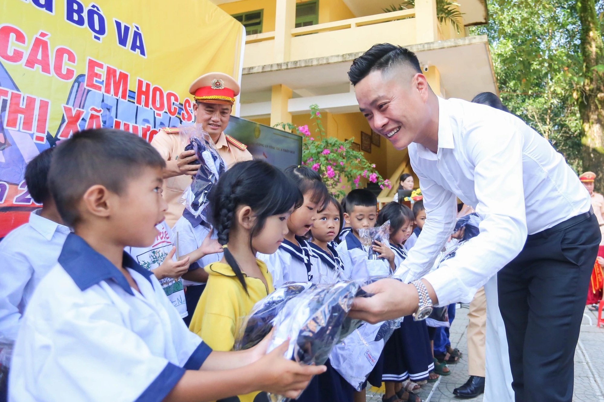 CSGT tặng đồng phục và tuyên truyền an toàn giao thông cho học sinh miền núi- Ảnh 3.