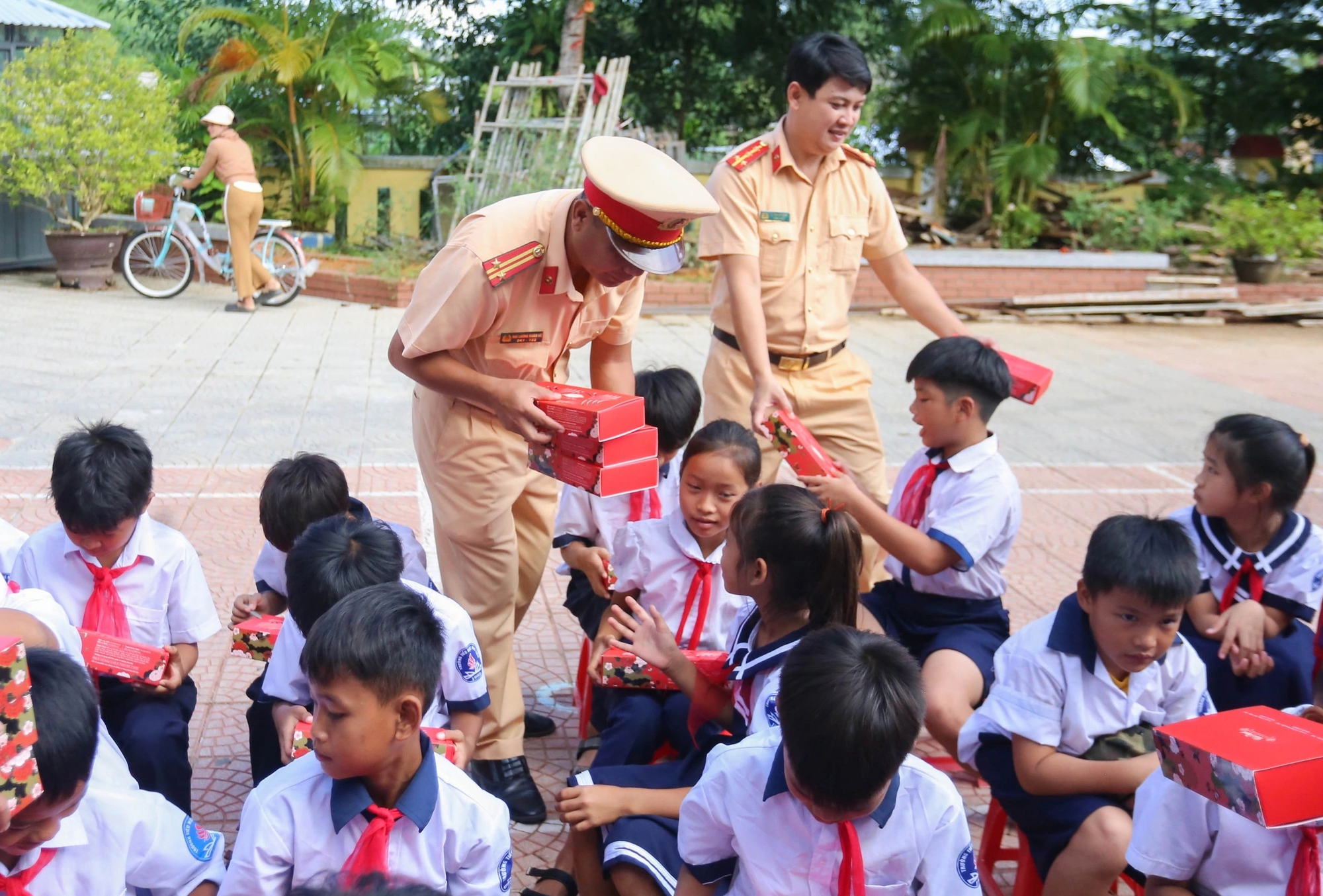 CSGT tặng đồng phục và tuyên truyền an toàn giao thông cho học sinh miền núi- Ảnh 5.