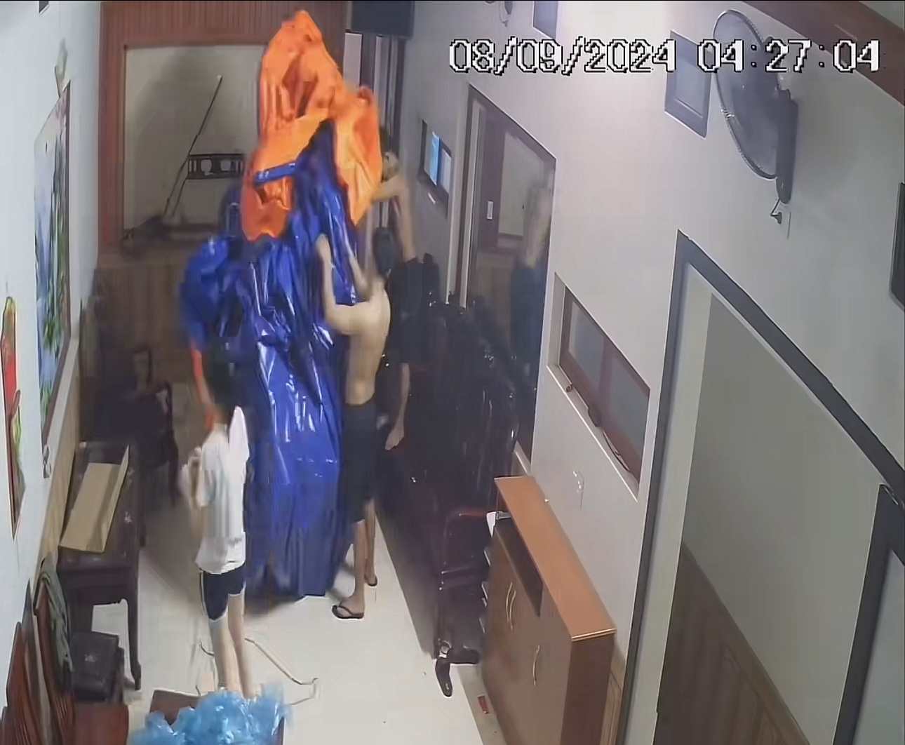 Dọn dẹp nhà sau lũ lụt: Giữ được tài sản khi làm theo cách này- Ảnh 3. Dọn dẹp nhà sau lũ lụt: Giữ được tài sản khi làm theo cách này- Ảnh 3.