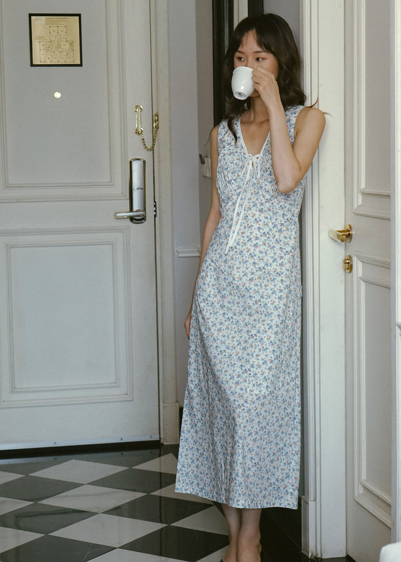 5 простих, але розкішних довгих суконь, які хоче побачити кожна - Фото 4. 5 mẫu váy dài đơn giản nhưng sang trọng, ai cũng muốn ngắm nhìn- Ảnh 4.