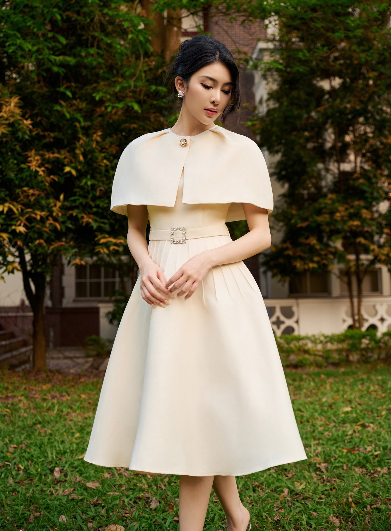 5 простих, але розкішних довгих суконь, які хоче побачити кожен - Фото 10. 5 mẫu váy dài đơn giản nhưng sang trọng, ai cũng muốn ngắm nhìn- Ảnh 10.