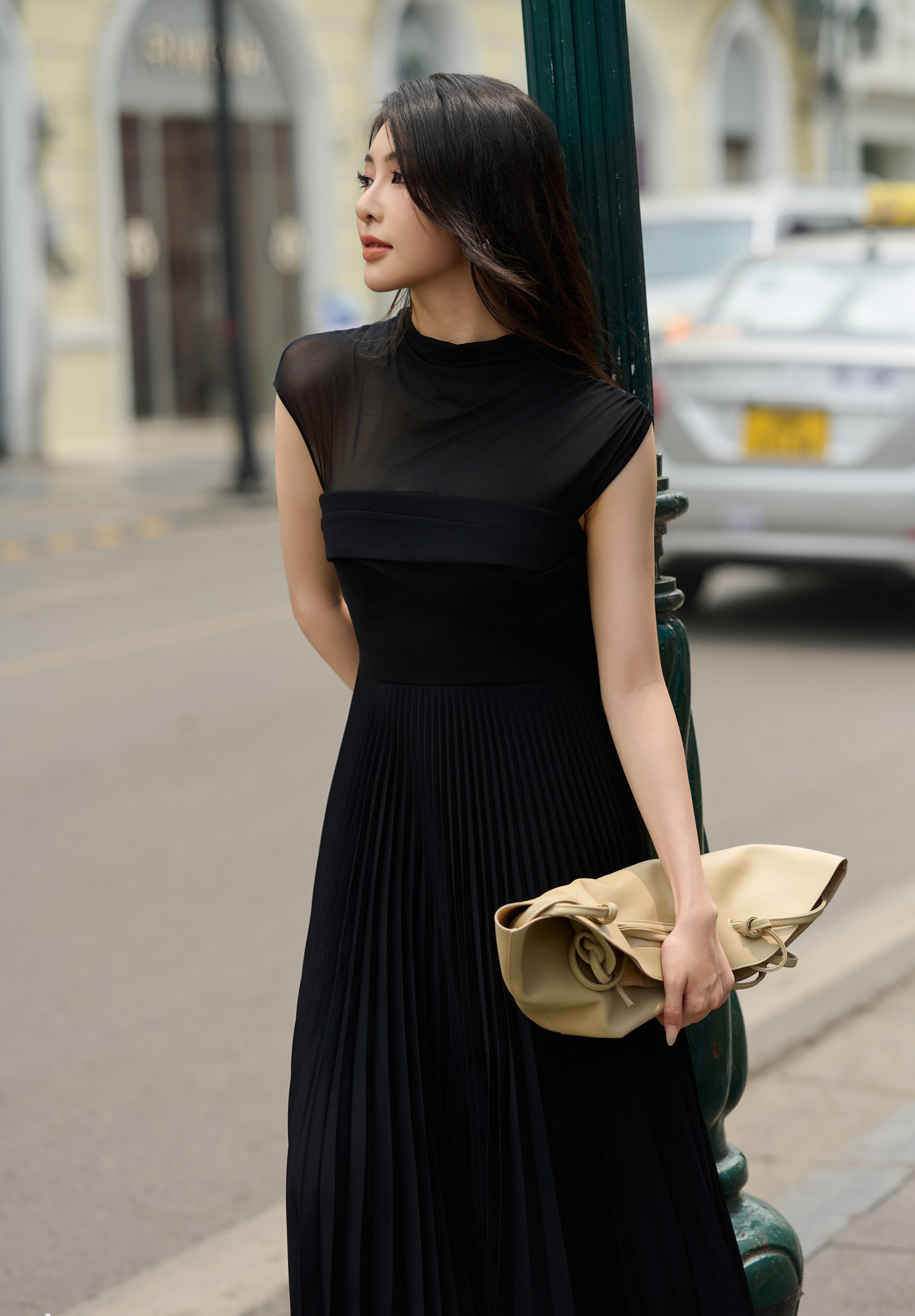 5 простих, але розкішних довгих суконь, які хоче побачити кожна - Фото 11. 5 mẫu váy dài đơn giản nhưng sang trọng, ai cũng muốn ngắm nhìn- Ảnh 11.