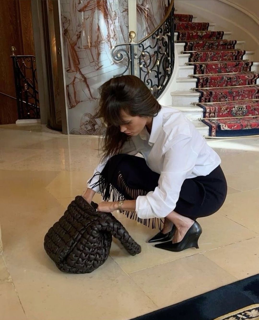 Deze zijden midi-jurk is makkelijk te dragen op straat en elegant op kantoor wanneer het herfstweer omslaat - Foto 3. Váy midi lụa xuống phố dịu dàng, tới công sở thanh lịch khi trời vào thu- Ảnh 3.