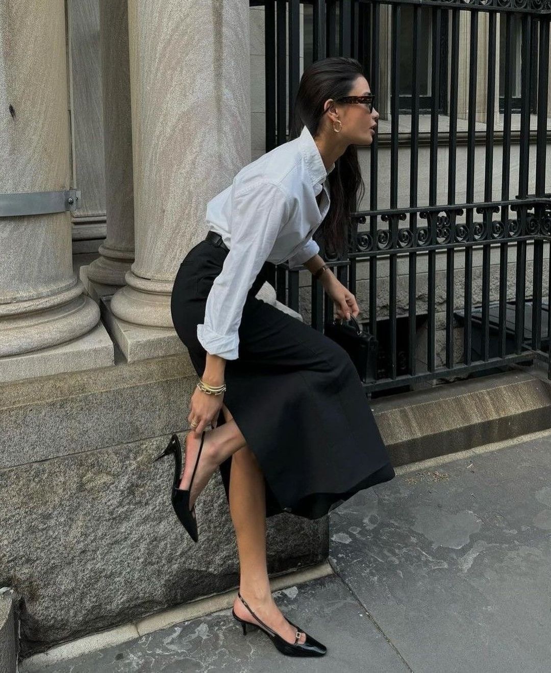 Deze zijden midi-jurk is makkelijk te dragen op straat en elegant op kantoor wanneer het herfstweer omslaat - Foto 4. Váy midi lụa xuống phố dịu dàng, tới công sở thanh lịch khi trời vào thu- Ảnh 4.