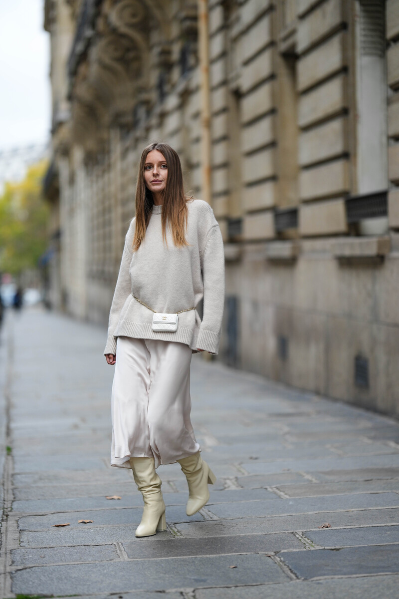 Deze zijden midi-jurk is makkelijk te dragen op straat en elegant op kantoor wanneer het herfstweer omslaat - Foto 6. Váy midi lụa xuống phố dịu dàng, tới công sở thanh lịch khi trời vào thu- Ảnh 6.