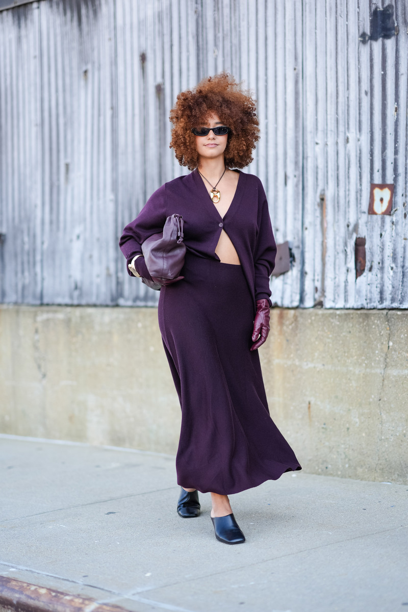 Deze zijden midi-jurk is soepel te dragen op straat en elegant op kantoor wanneer het weer omslaat naar de herfst - Foto 1. Váy midi lụa xuống phố dịu dàng, tới công sở thanh lịch khi trời vào thu- Ảnh 1.