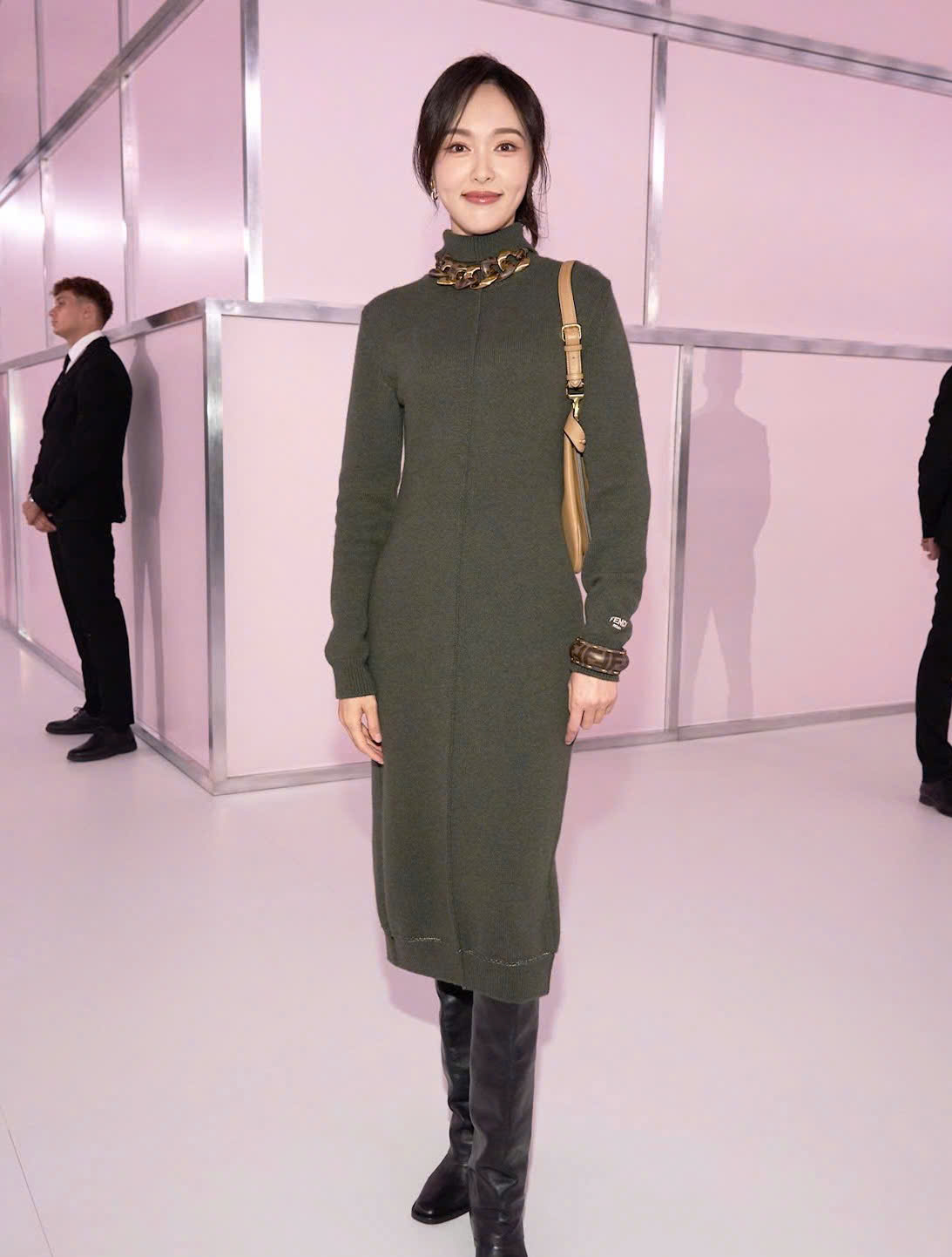 Song Hye Kyo និង Duong Yen ប៉ះទង្គិចគ្នាក្នុងគំនិត ចំណុចលេចធ្លោគឺការរួមបញ្ចូលគ្នាដ៏ត្រចះត្រចង់បំផុត - រូបថត ៤. Song Hye Kyo, Đường Yên đụng độ concept, điểm nhấn ở cách phối cực kỳ tôn dáng- Ảnh 4.