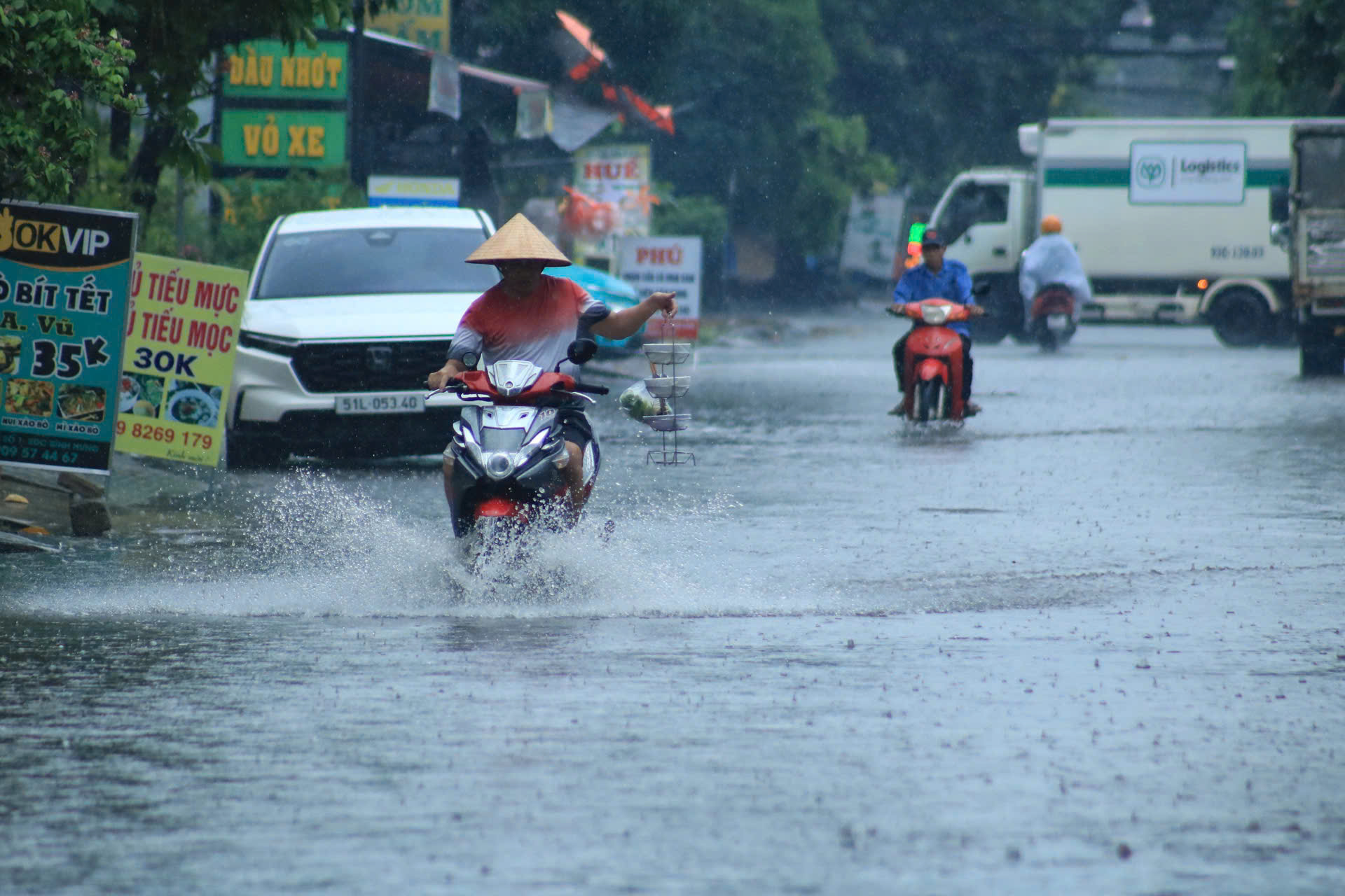 Mưa trắng trời kéo dài cả sáng ở TP.HCM, nhiều tuyến đường ngập nước- Ảnh 6.